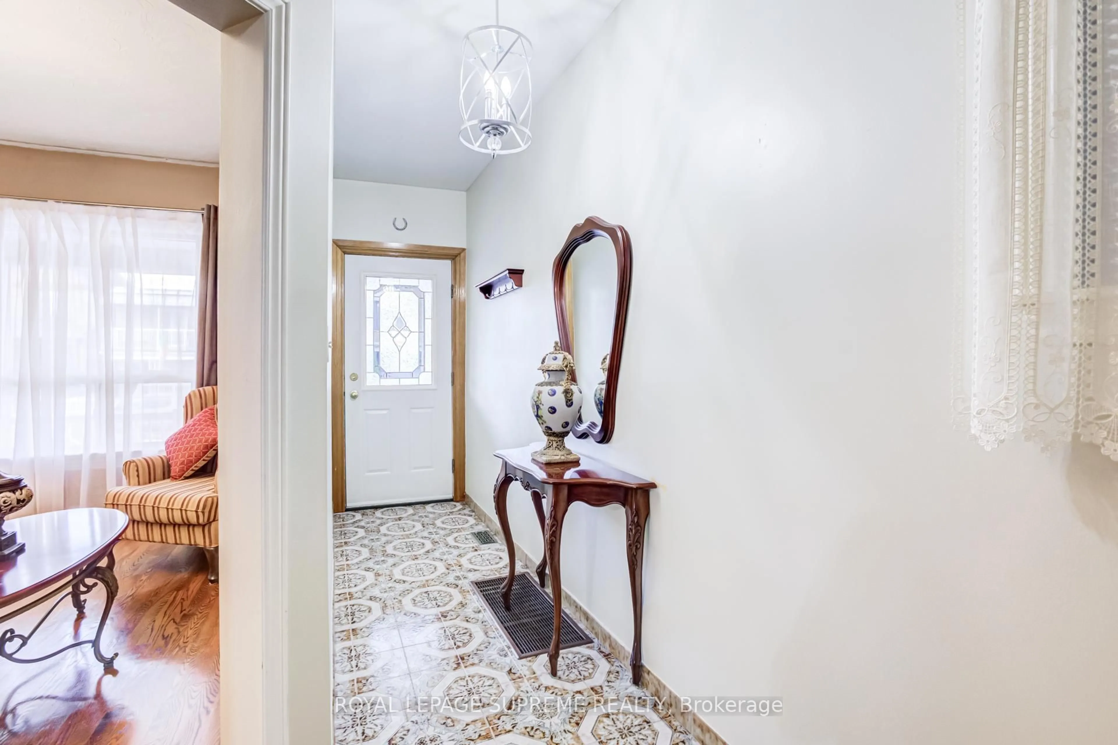 Indoor foyer for 83 Lappin Ave, Toronto Ontario M6H 1Y3