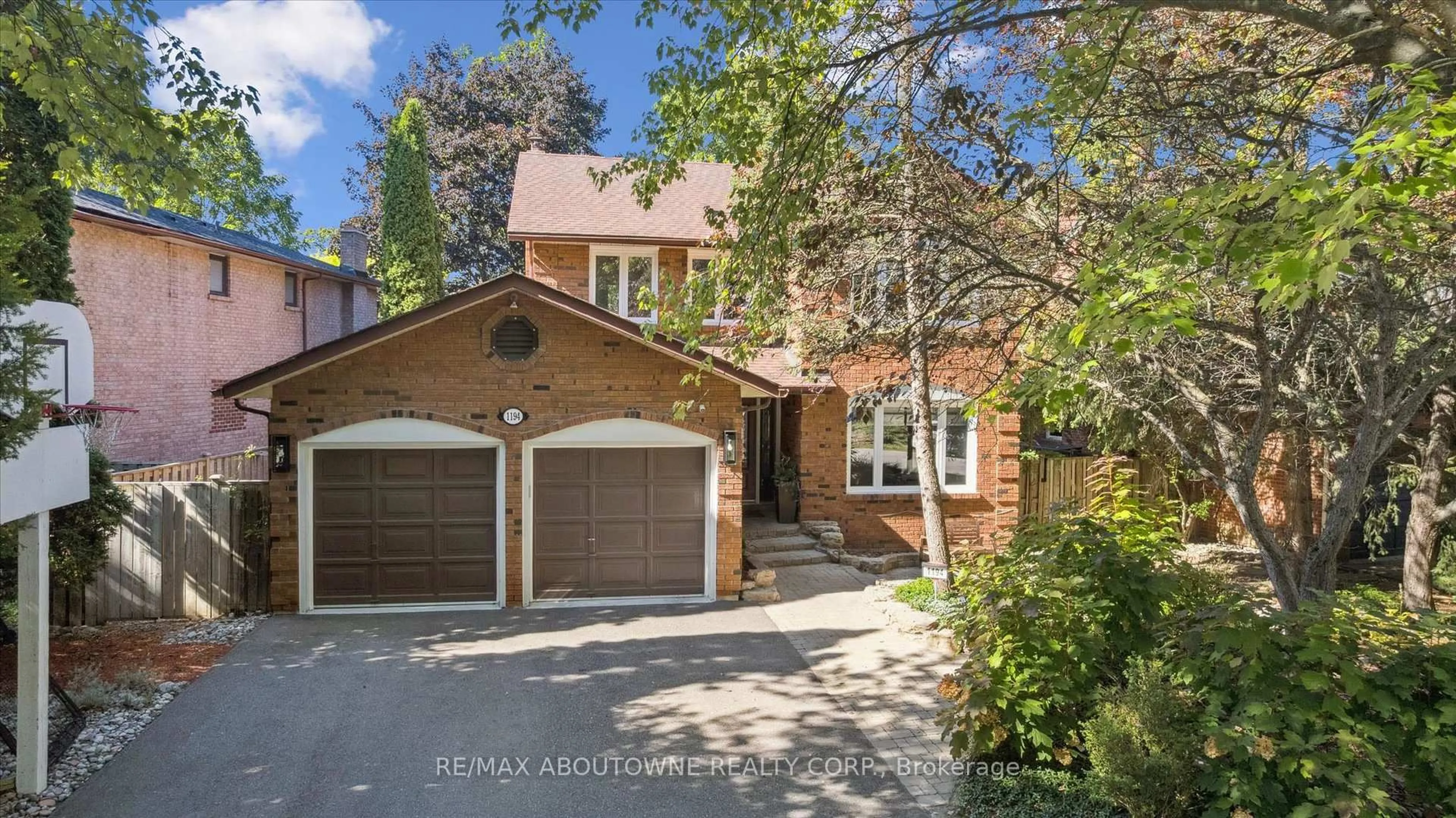 Home with brick exterior material, street for 1194 Queen Victoria Ave, Mississauga Ontario L5H 3H3