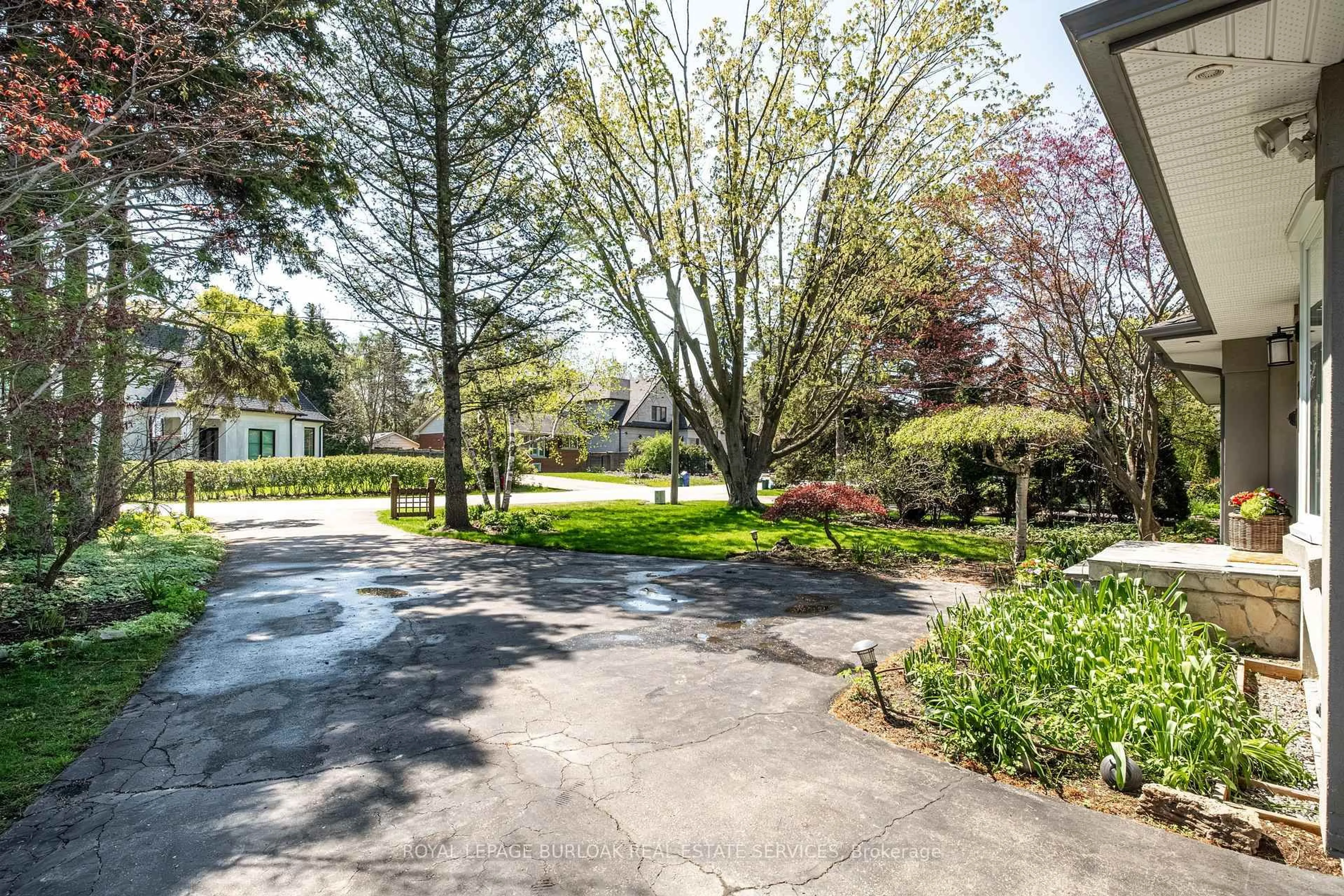 Patio, street for 1239 Baldwin Dr, Oakville Ontario L6J 2W4