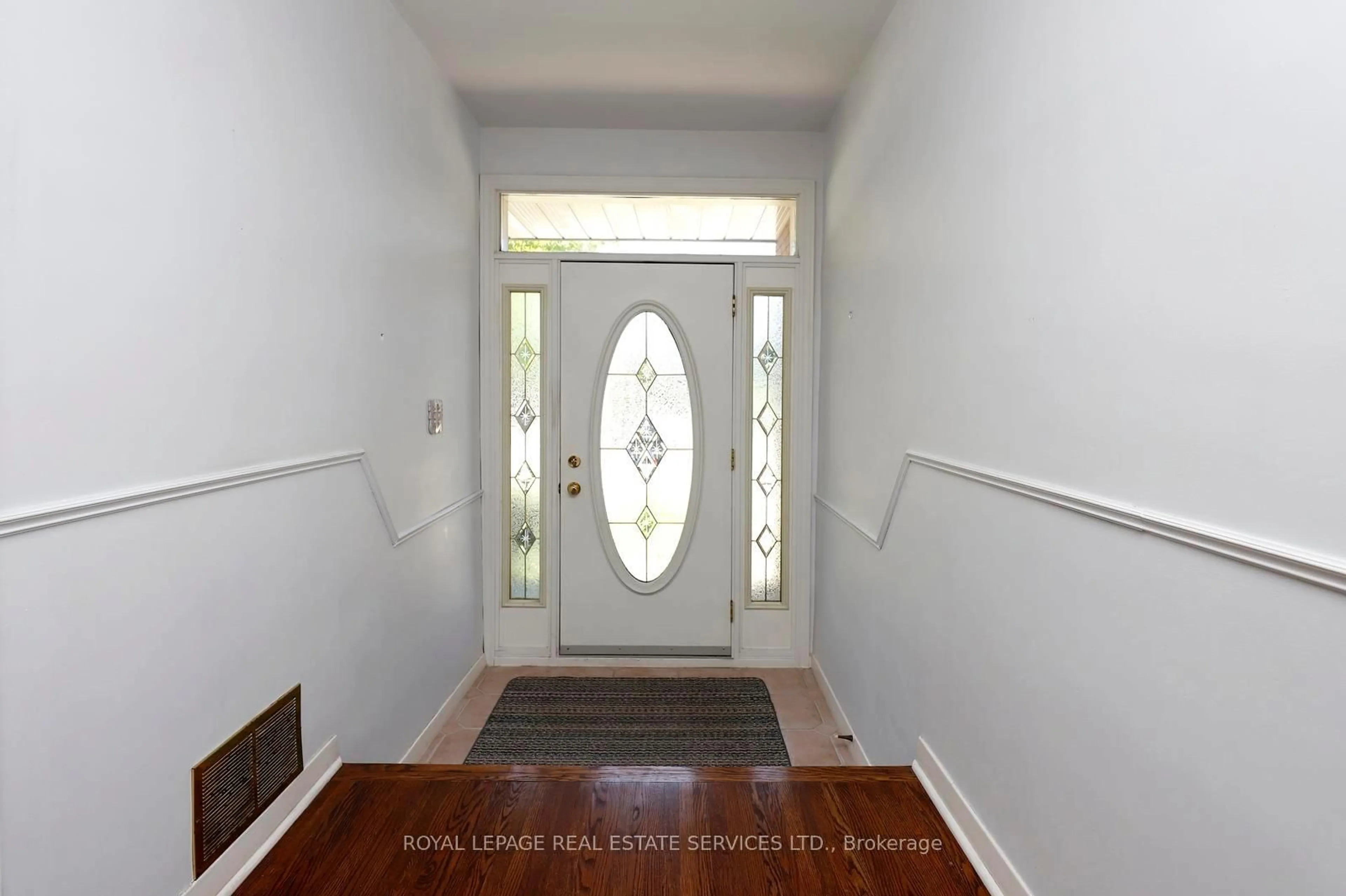 Indoor foyer for 1492 Hillgrove Rd, Mississauga Ontario L5J 3M1