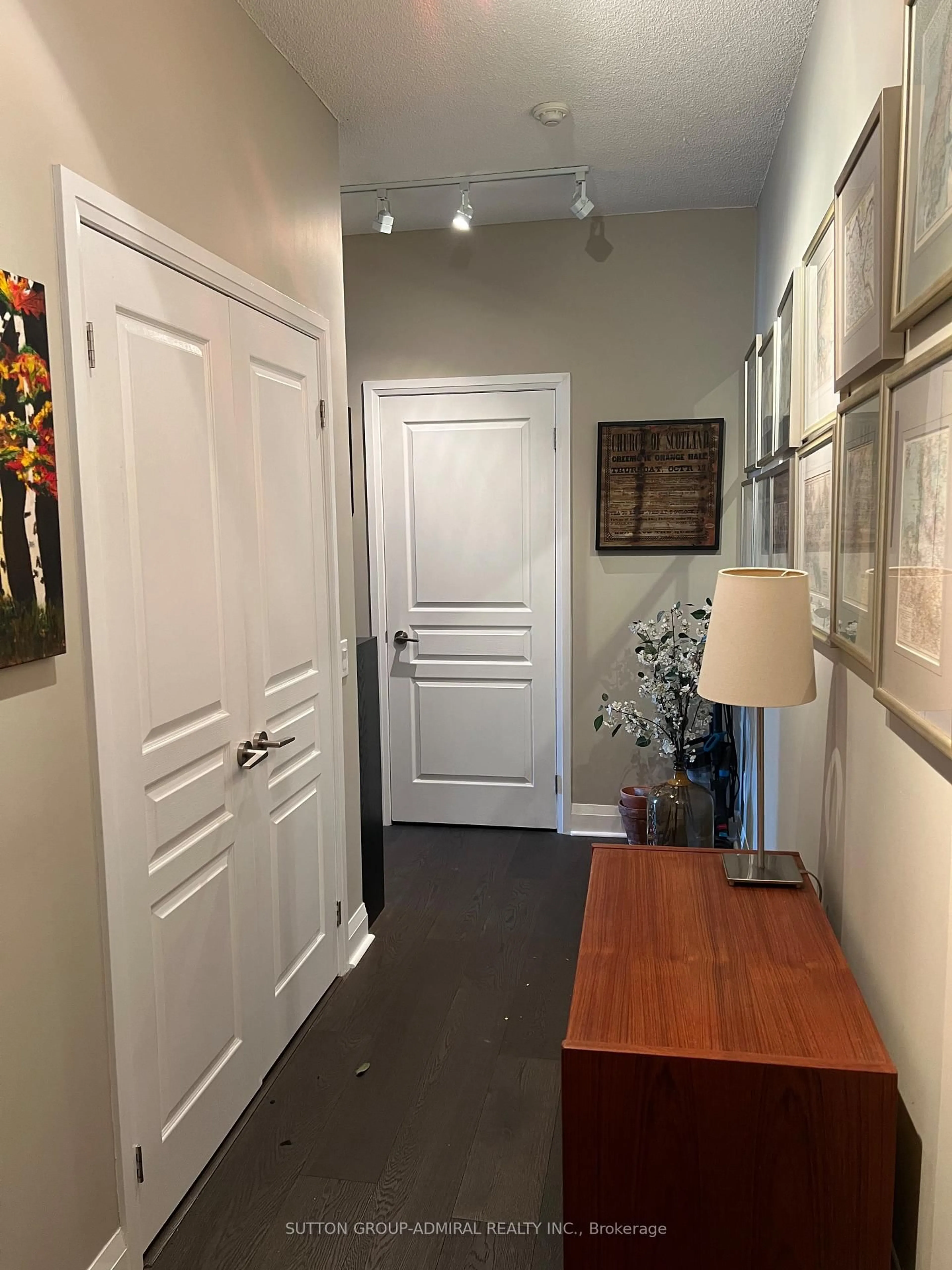 Indoor entryway for 1 Hurontario St #1108, Mississauga Ontario L5G 0A3