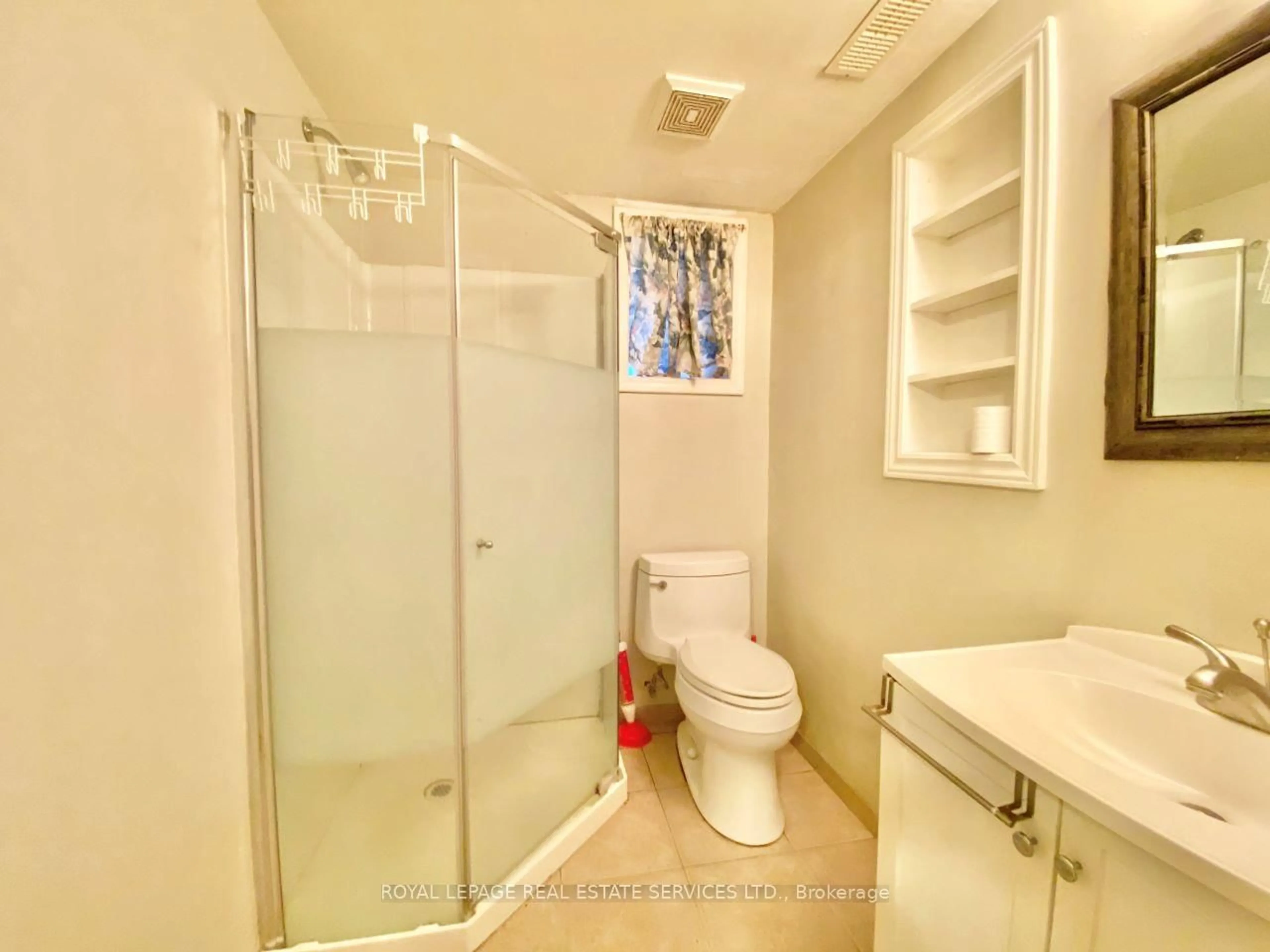 Standard bathroom, ceramic/tile floor for 3009 O'Hagan Dr, Mississauga Ontario L5C 2C4