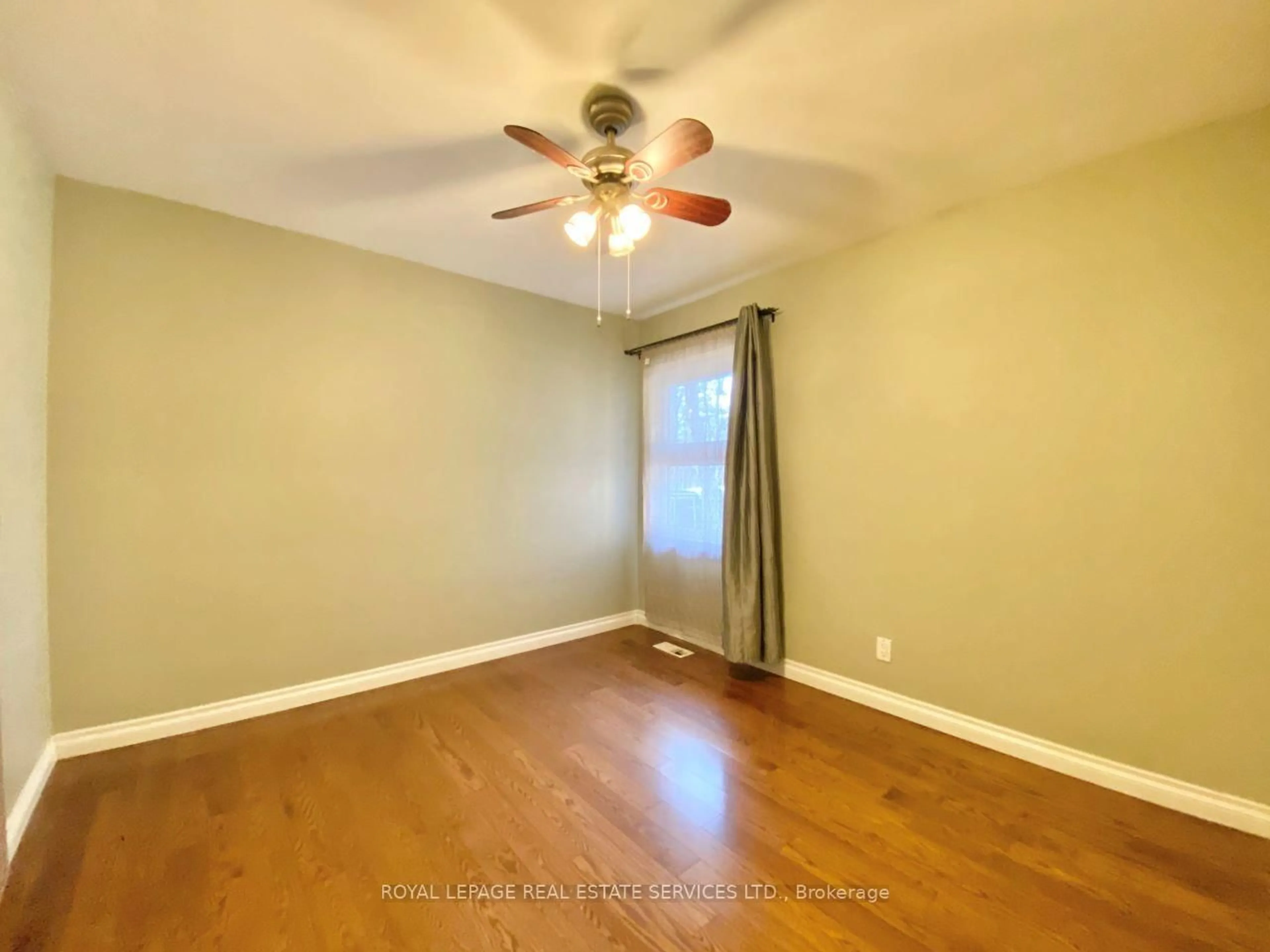 A pic of a room for 3009 O'Hagan Dr, Mississauga Ontario L5C 2C4