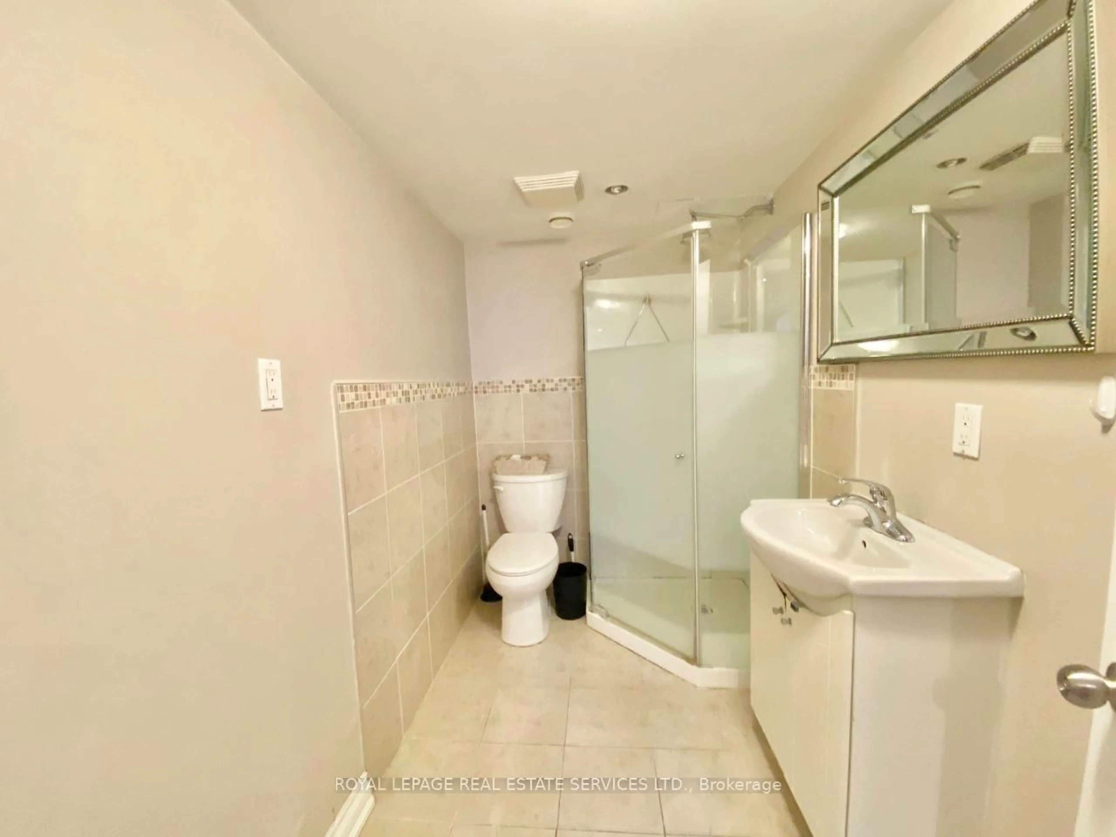 Standard bathroom, ceramic/tile floor for 3009 O'Hagan Dr, Mississauga Ontario L5C 2C4