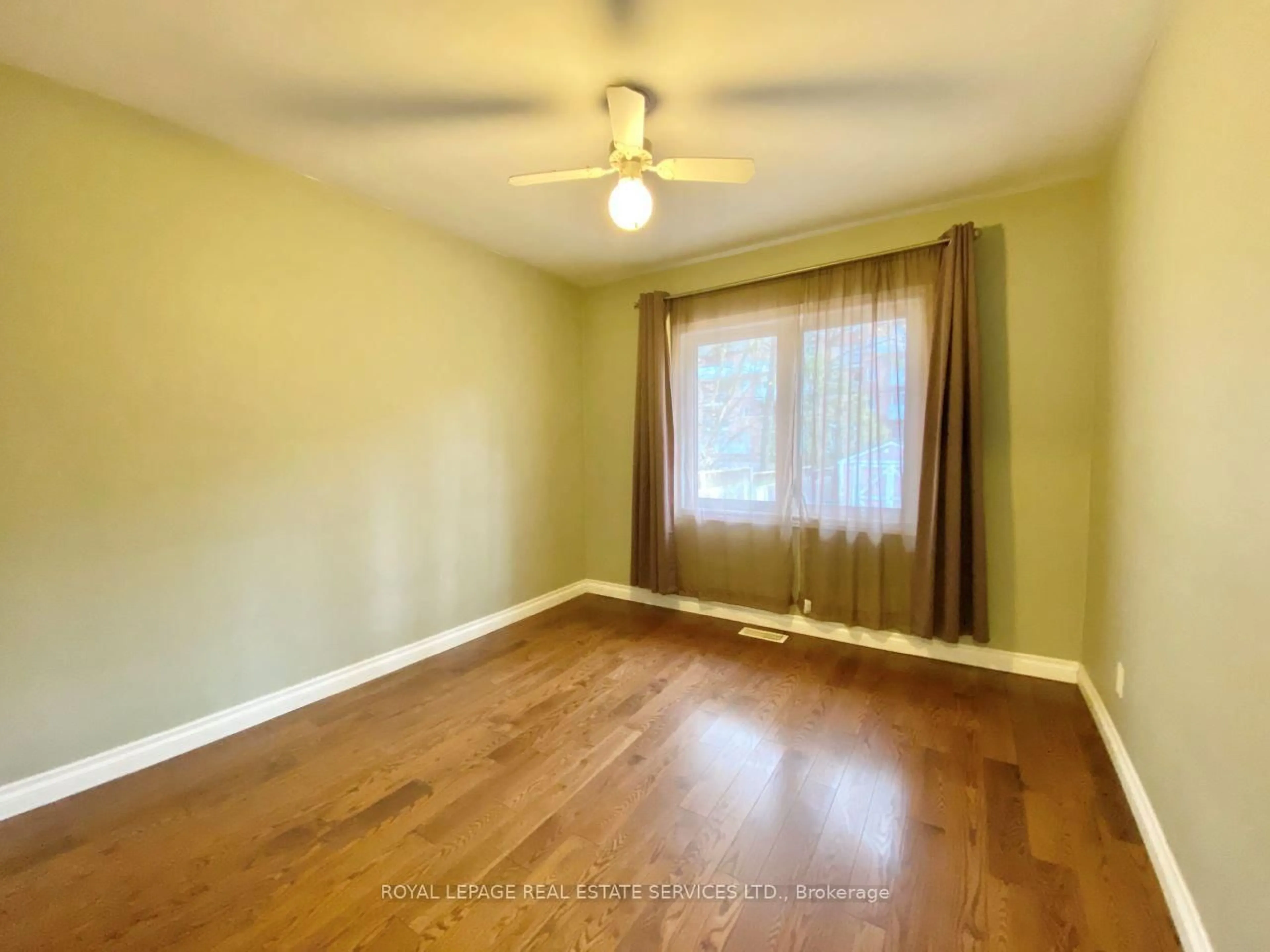 A pic of a room for 3009 O'Hagan Dr, Mississauga Ontario L5C 2C4