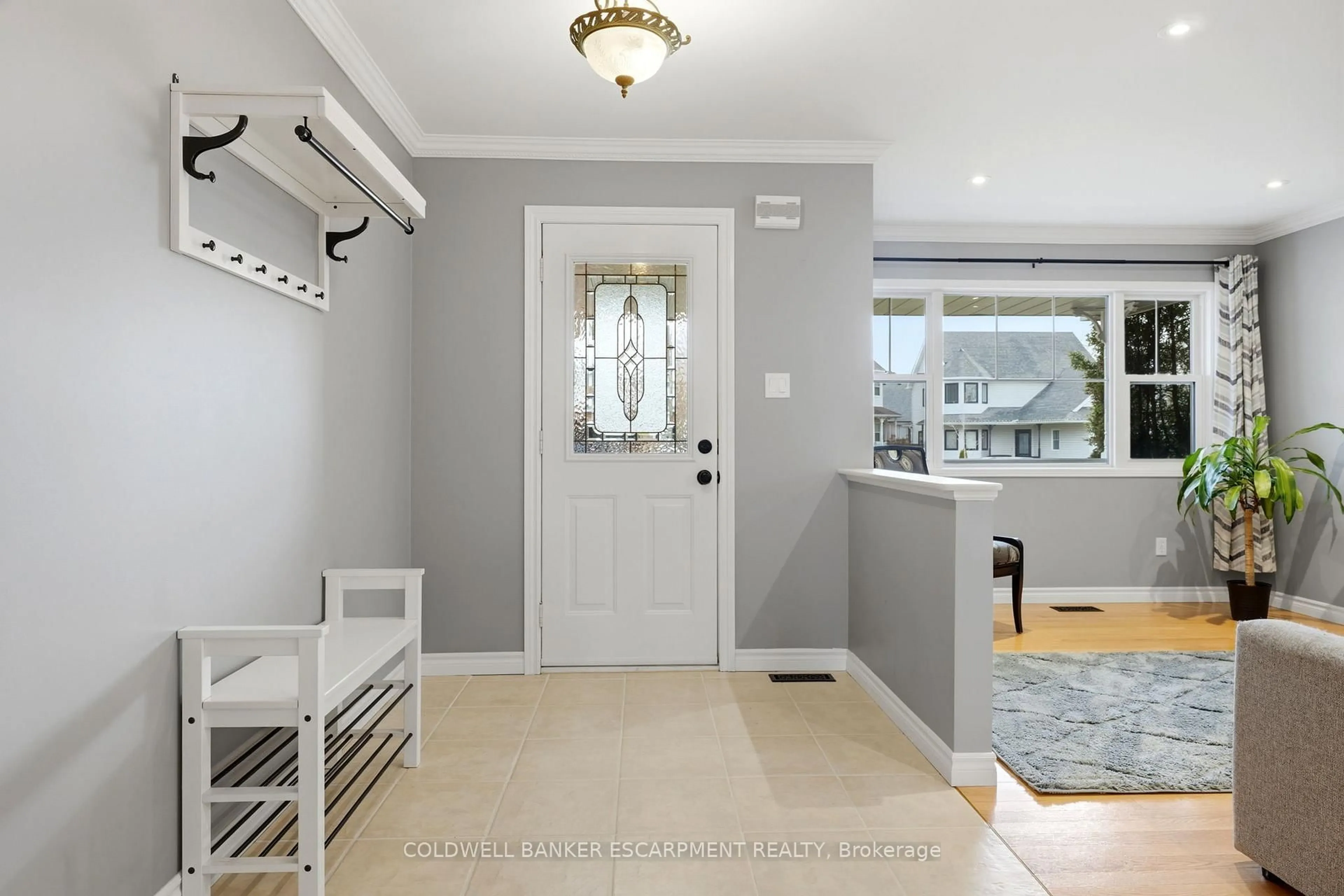 Indoor entryway for 58 Dairy Dr, Halton Hills Ontario L7J 2Y1