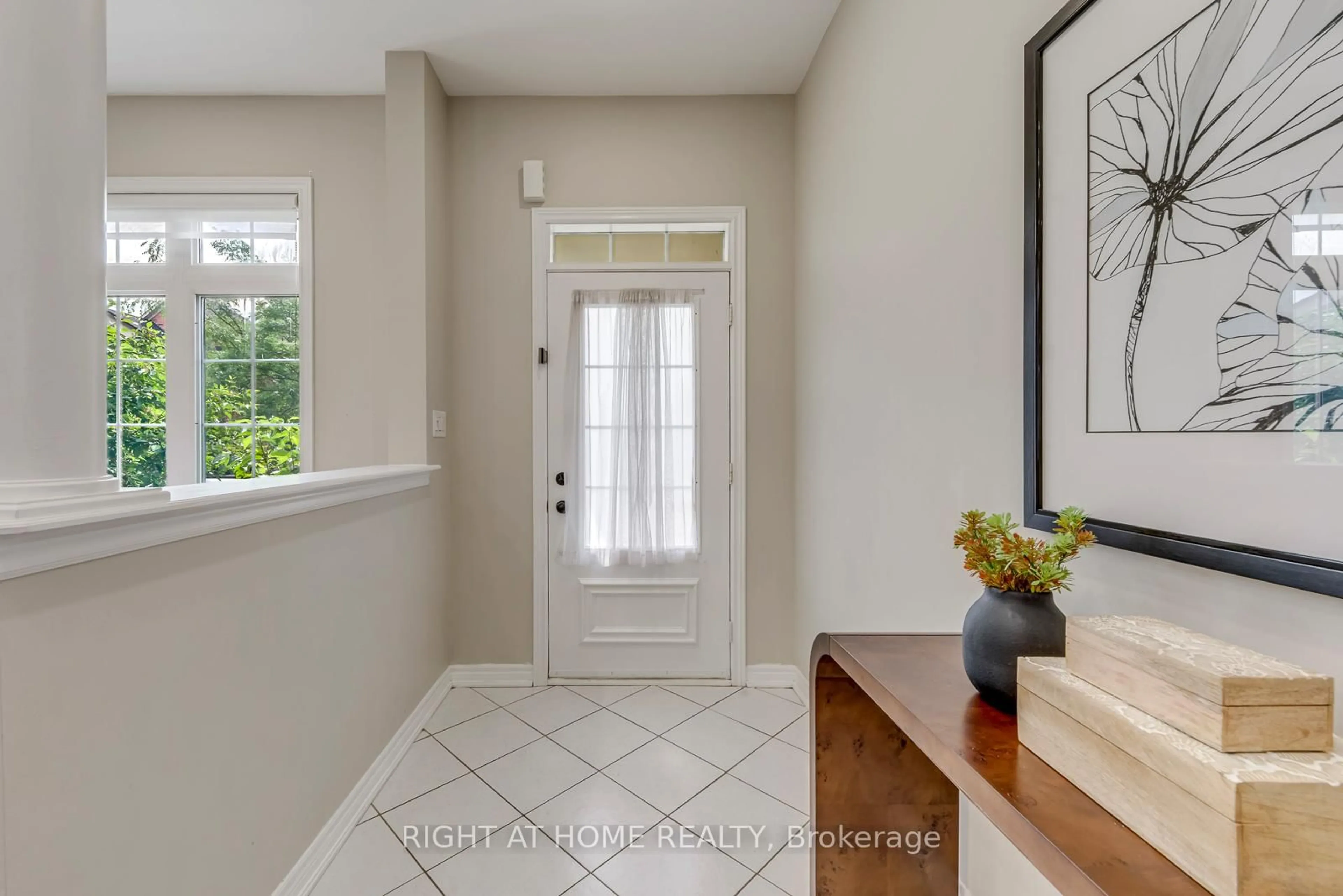 Indoor entryway for 135 Holmes Cres, Milton Ontario L9T 0V9