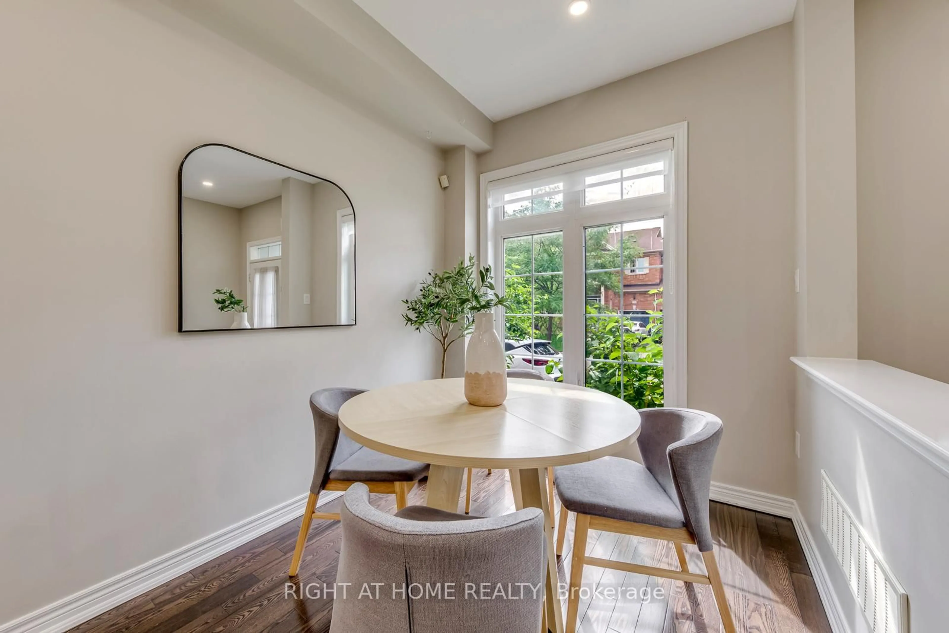Dining room, unknown for 135 Holmes Cres, Milton Ontario L9T 0V9
