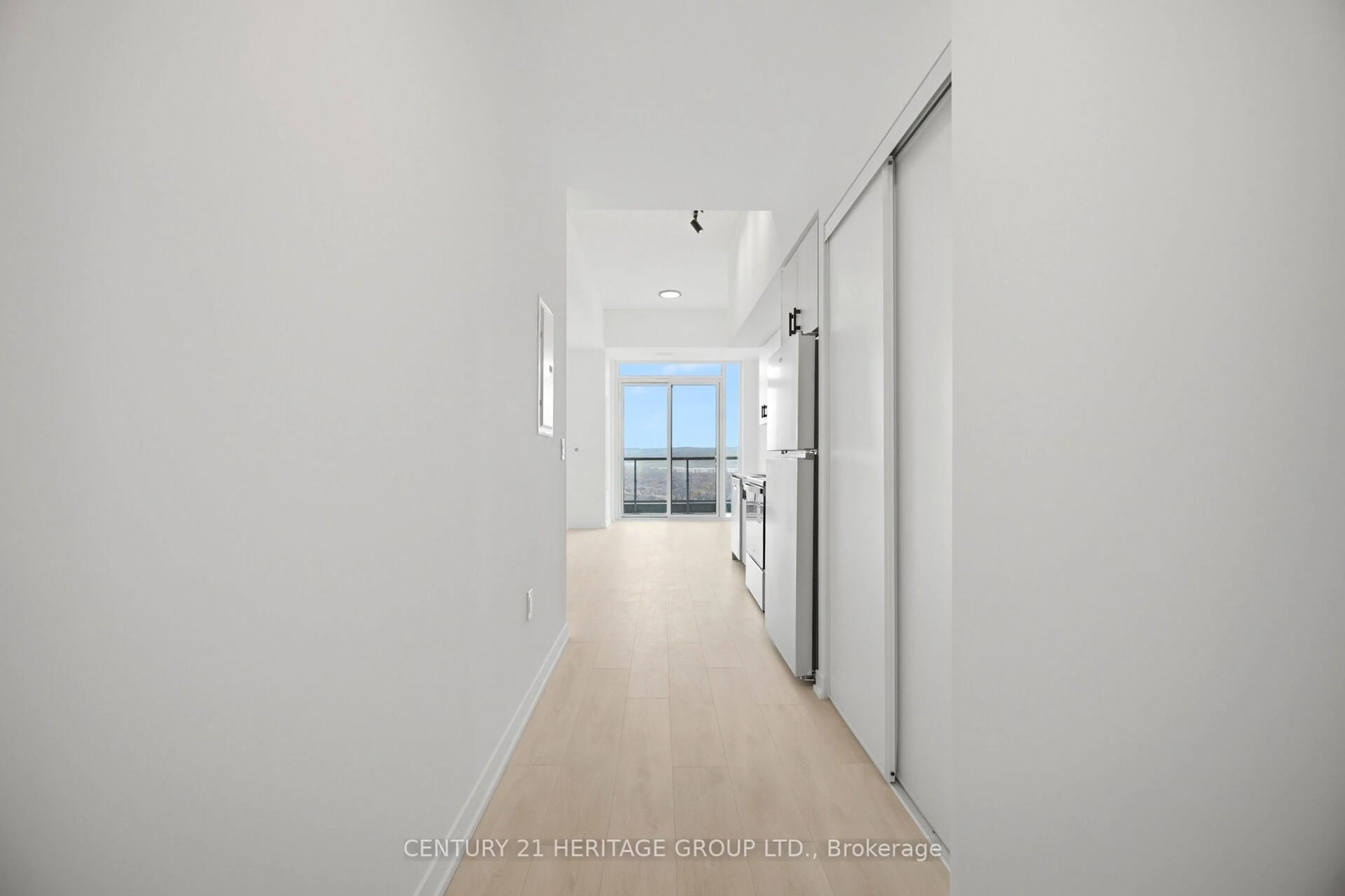 Indoor foyer for 4878 POWERS COMMON Blvd #C1601, Burlington Ontario L7M 2B4