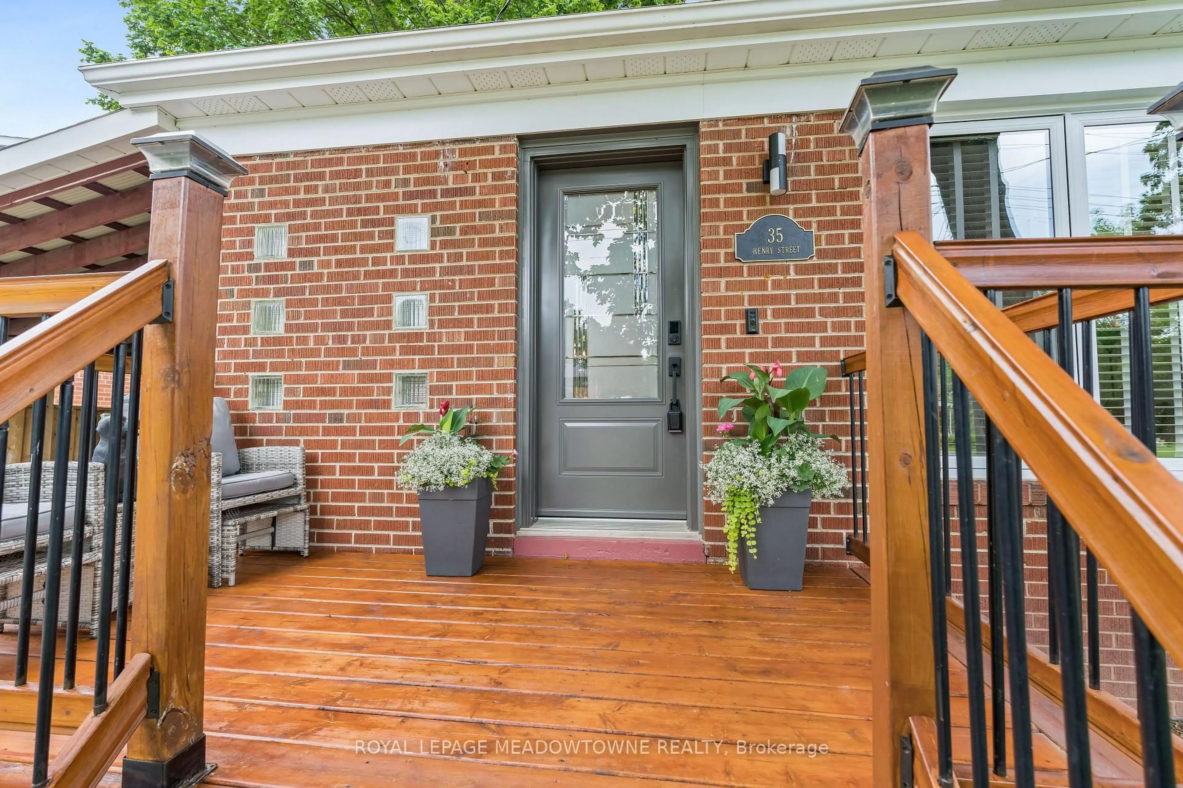 Indoor entryway for 35 Henry St, Halton Hills Ontario L7G 2K5