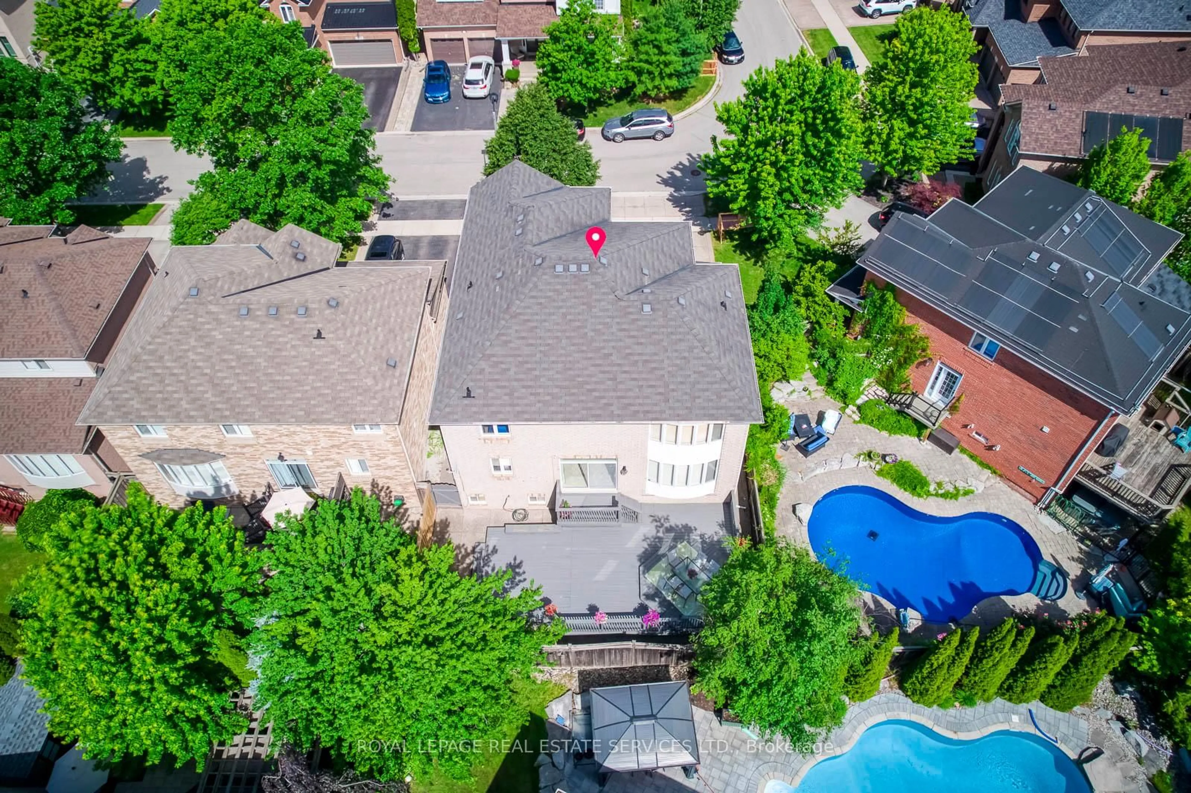 A pic from outside/outdoor area/front of a property/back of a property/a pic from drone, street for 2249 Glazebrook Circ, Oakville Ontario L6M 5B5