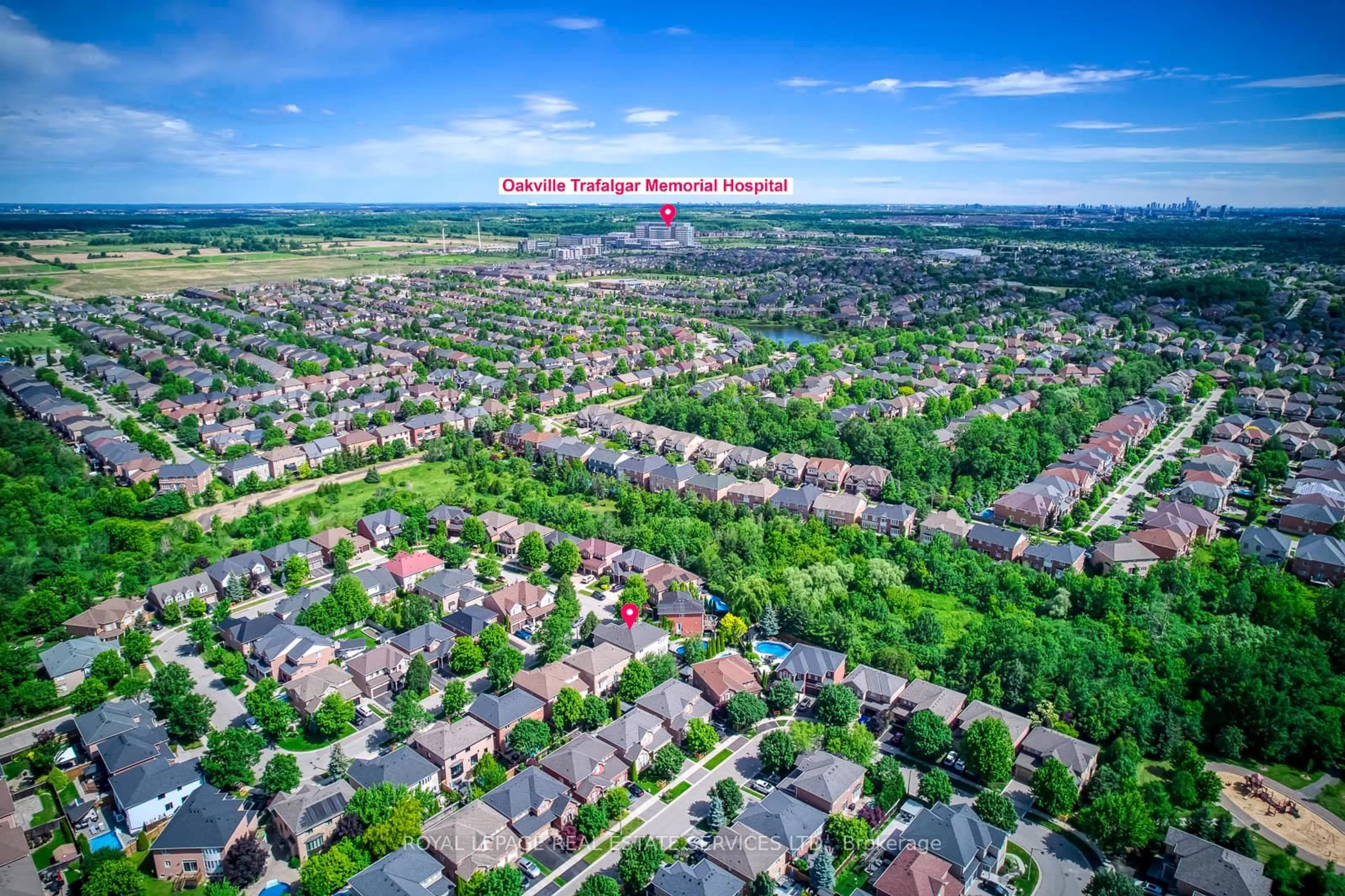 A pic from outside/outdoor area/front of a property/back of a property/a pic from drone, street for 2249 Glazebrook Circ, Oakville Ontario L6M 5B5