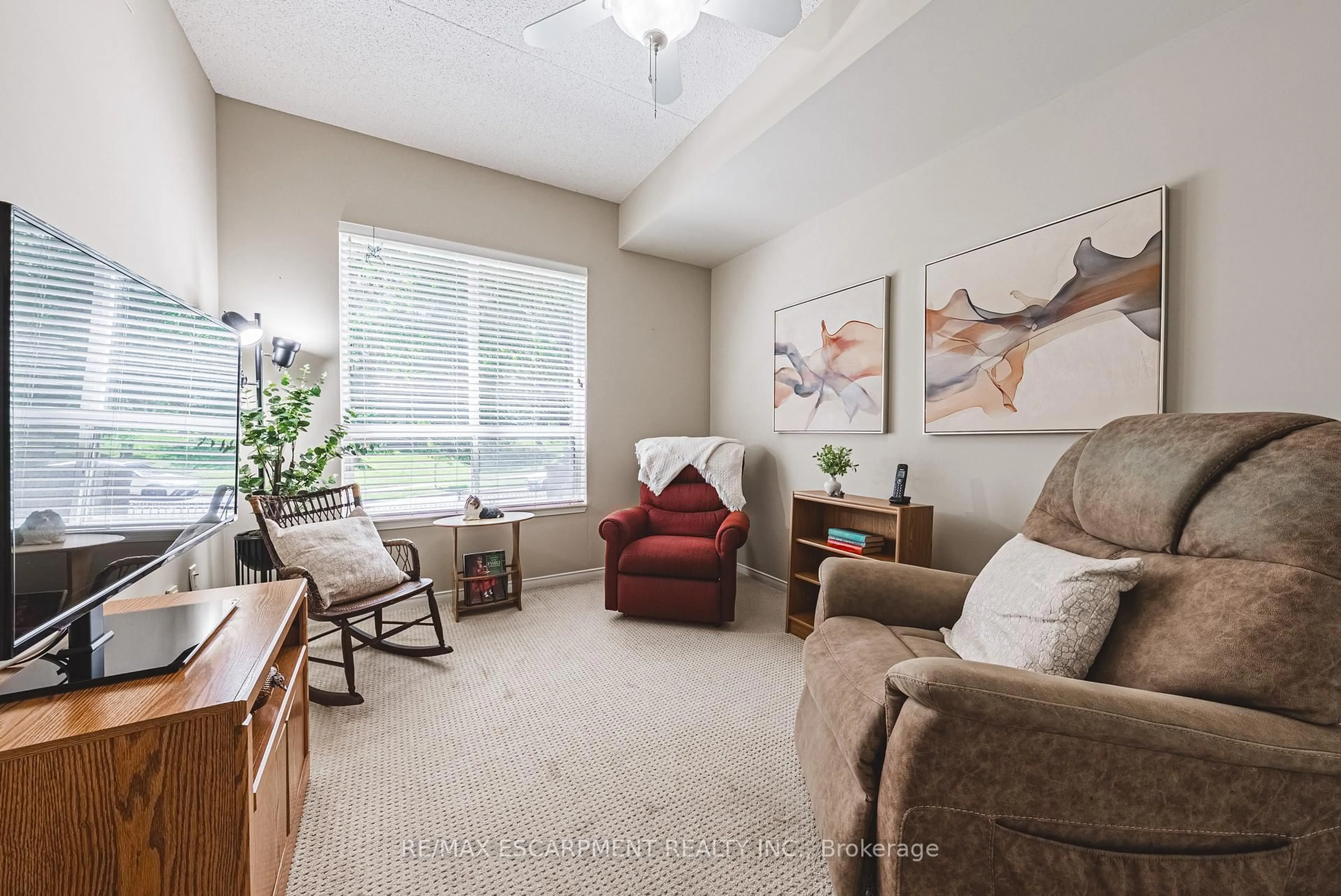 Living room with furniture, unknown for 2075 Amherst Heights Dr #103, Burlington Ontario L7P 5B8