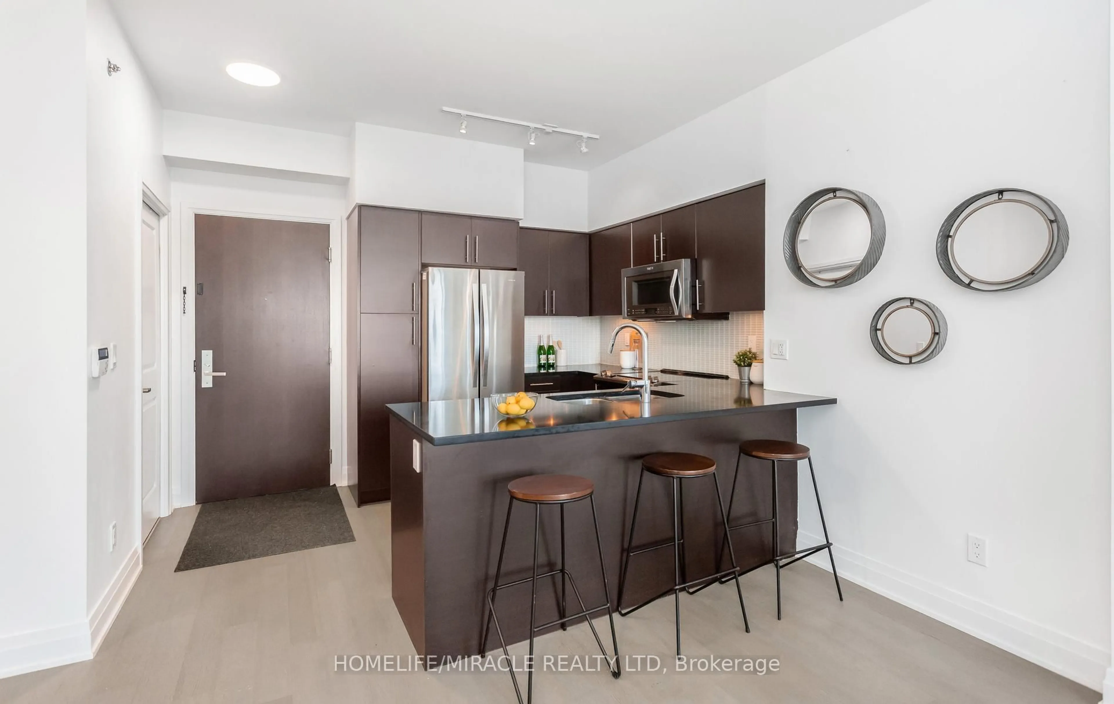 Open concept kitchen, ceramic/tile floor for 55 Speers Rd #1605, Oakville Ontario L6K 0H9