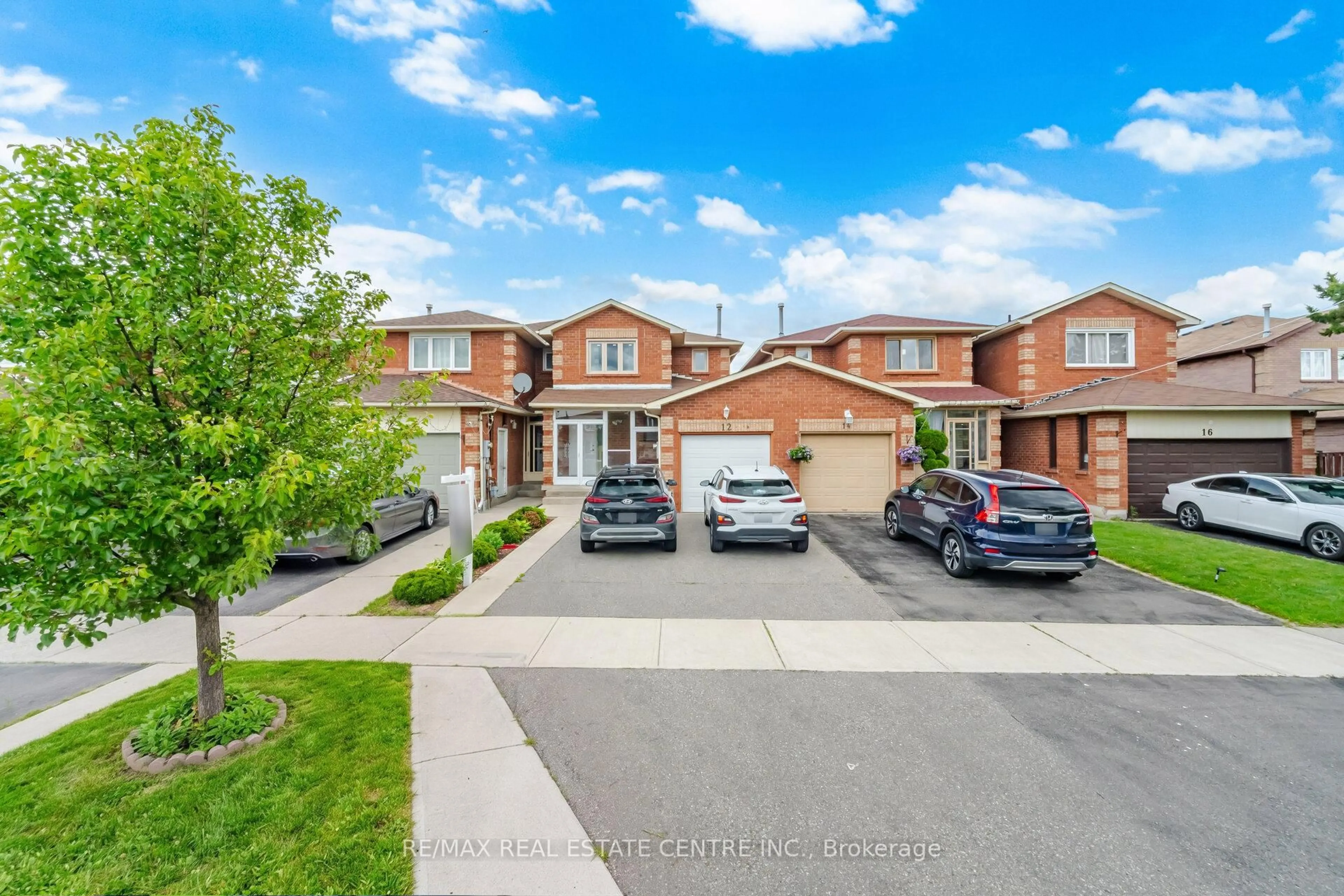 A pic from outside/outdoor area/front of a property/back of a property/a pic from drone, street for 12 Woodsend Ru, Brampton Ontario L6Y 4G8