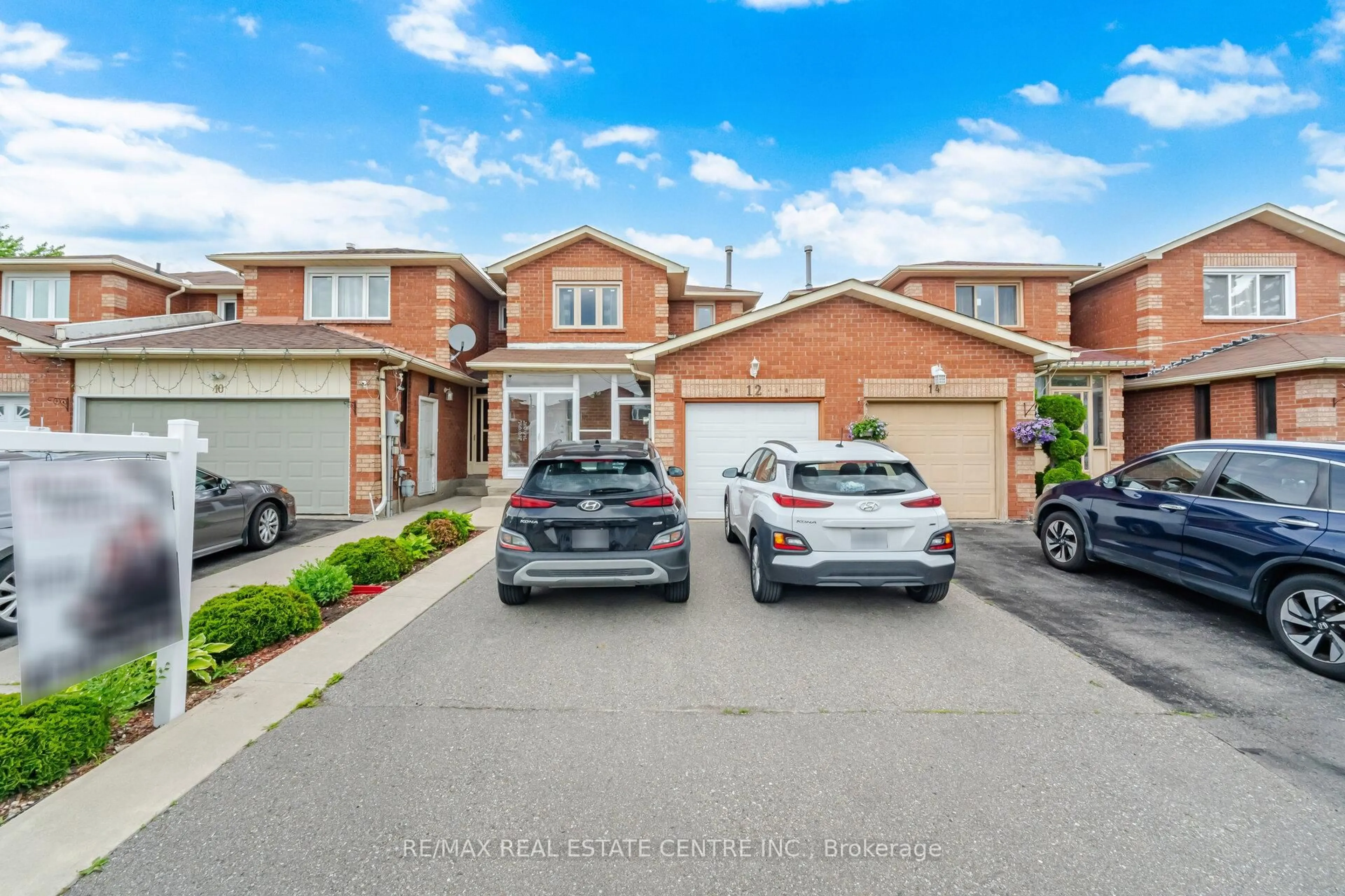 A pic from outside/outdoor area/front of a property/back of a property/a pic from drone, street for 12 Woodsend Ru, Brampton Ontario L6Y 4G8