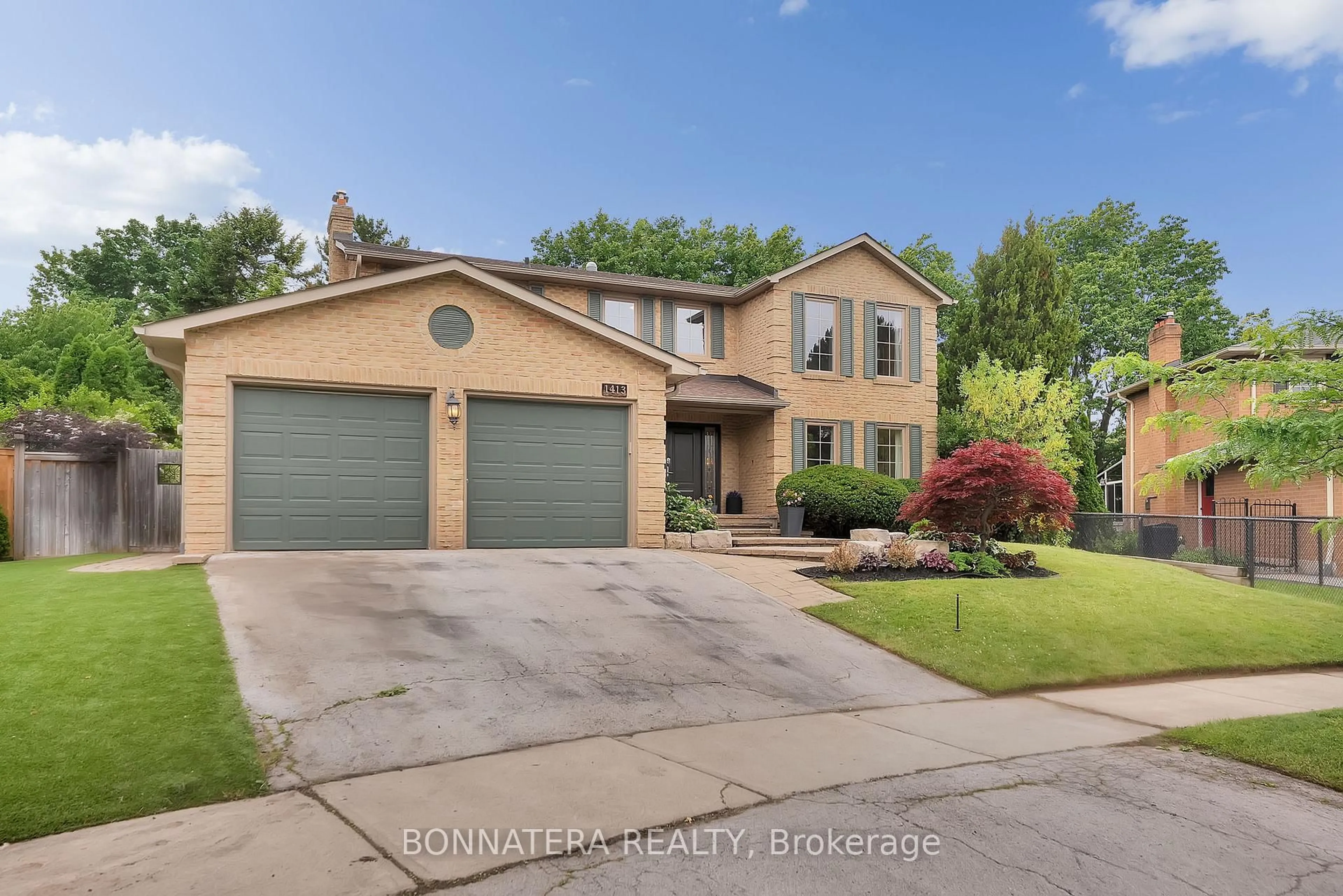 Home with vinyl exterior material, street for 1413 Holly Crt, Oakville Ontario L6H 3J4