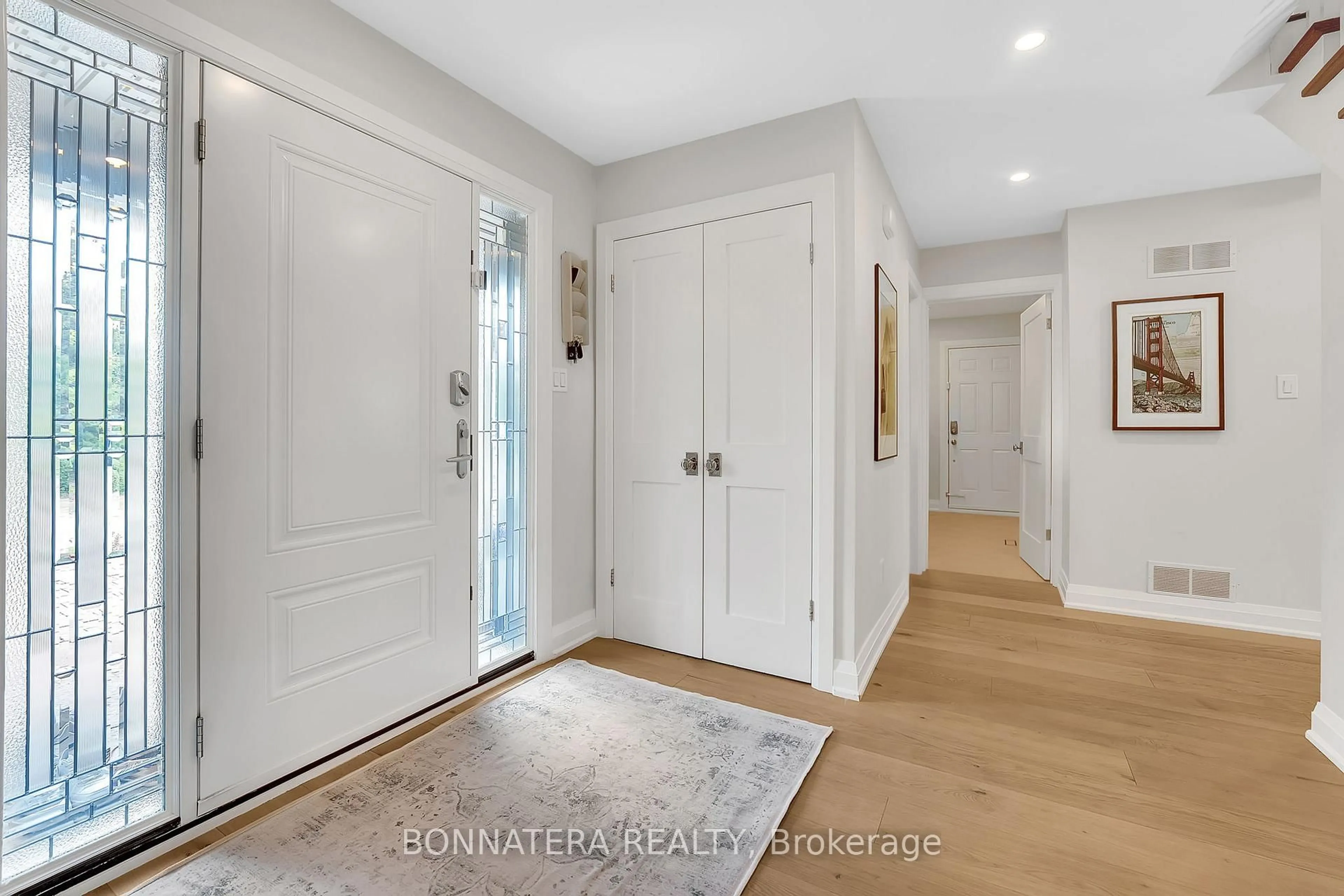 Indoor entryway for 1413 Holly Crt, Oakville Ontario L6H 3J4