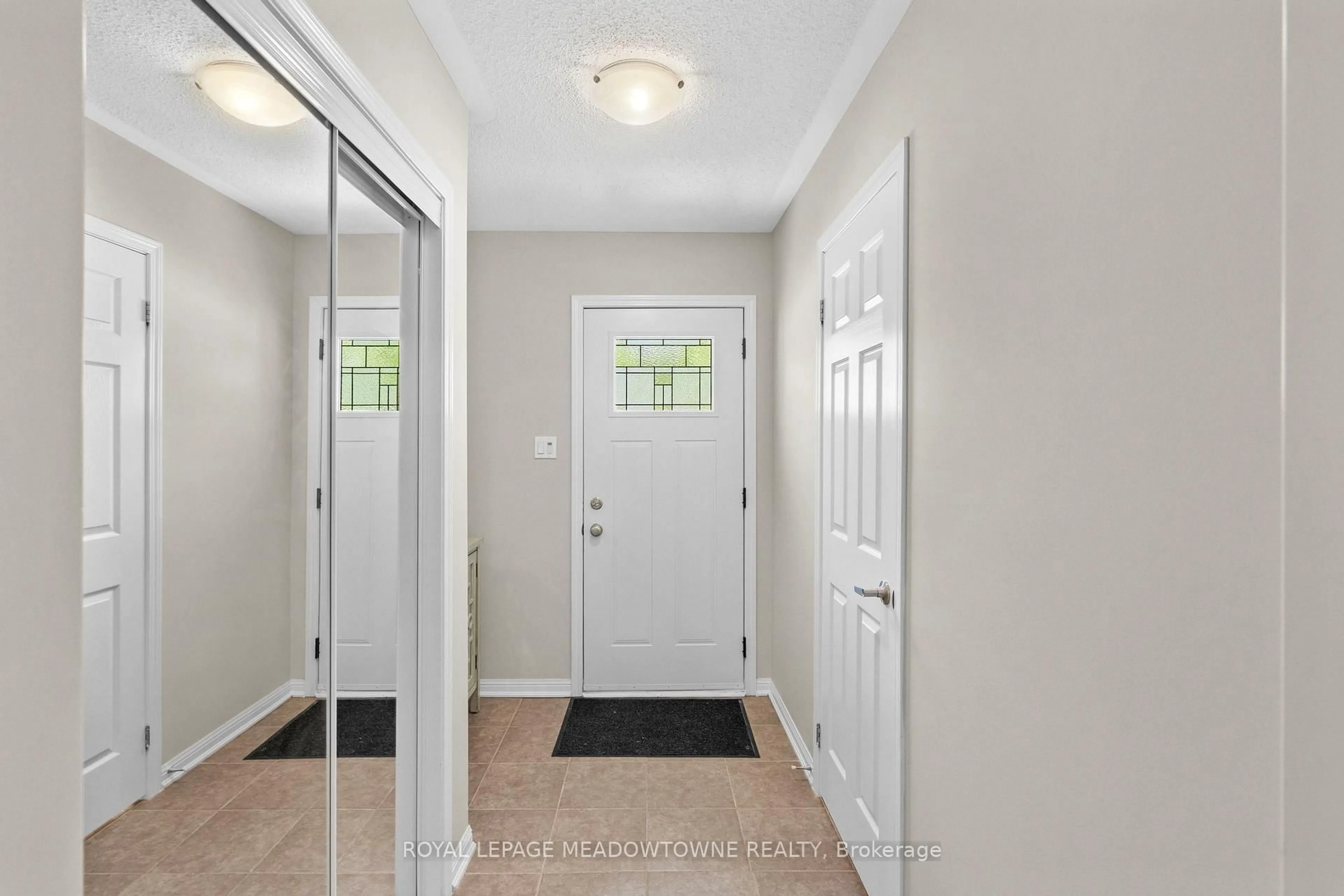 Indoor entryway for 521 Cavanagh Lane, Milton Ontario L9T 8G4