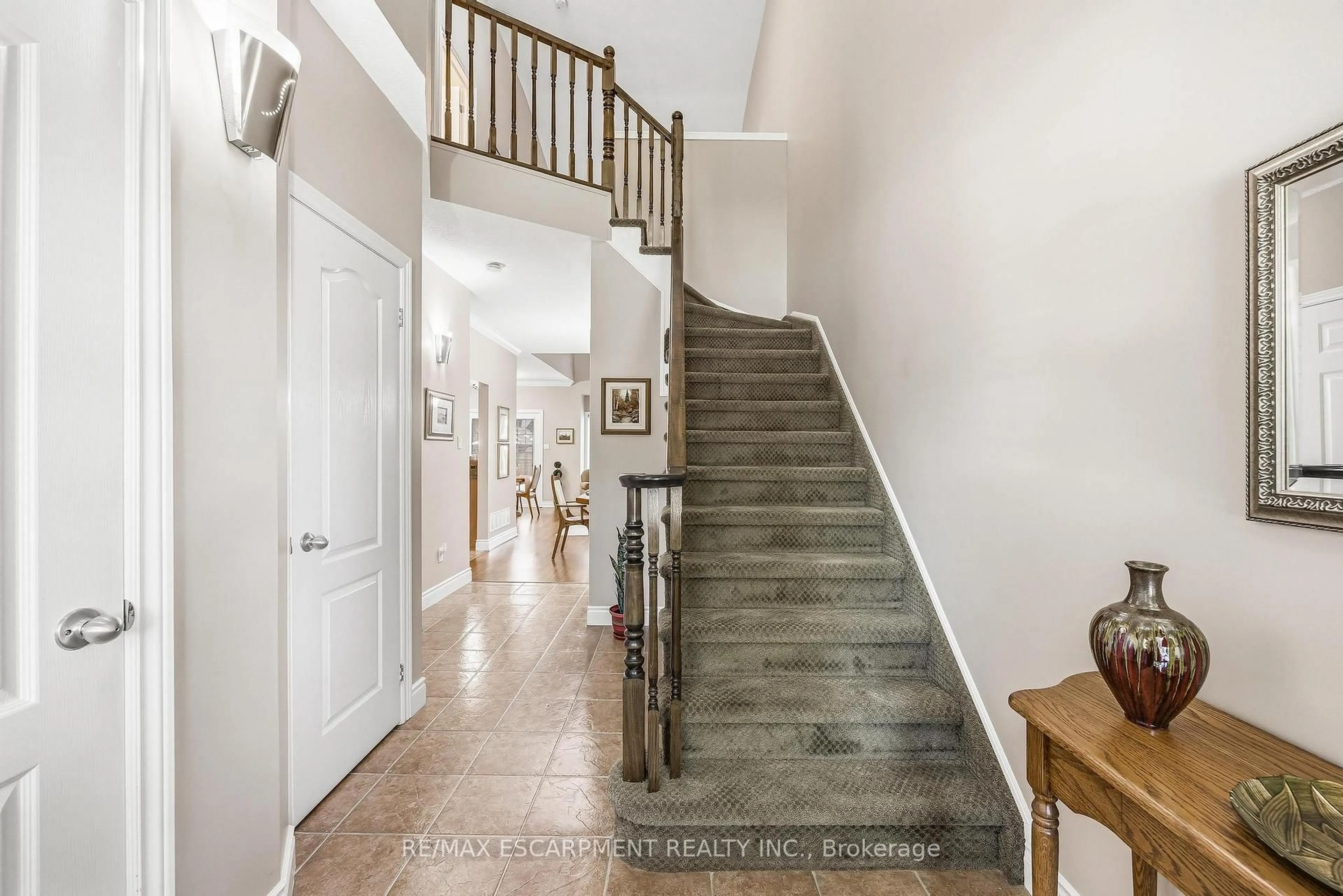 Indoor foyer for 1375 STEPHENSON Dr #43, Burlington Ontario L7S 2M4