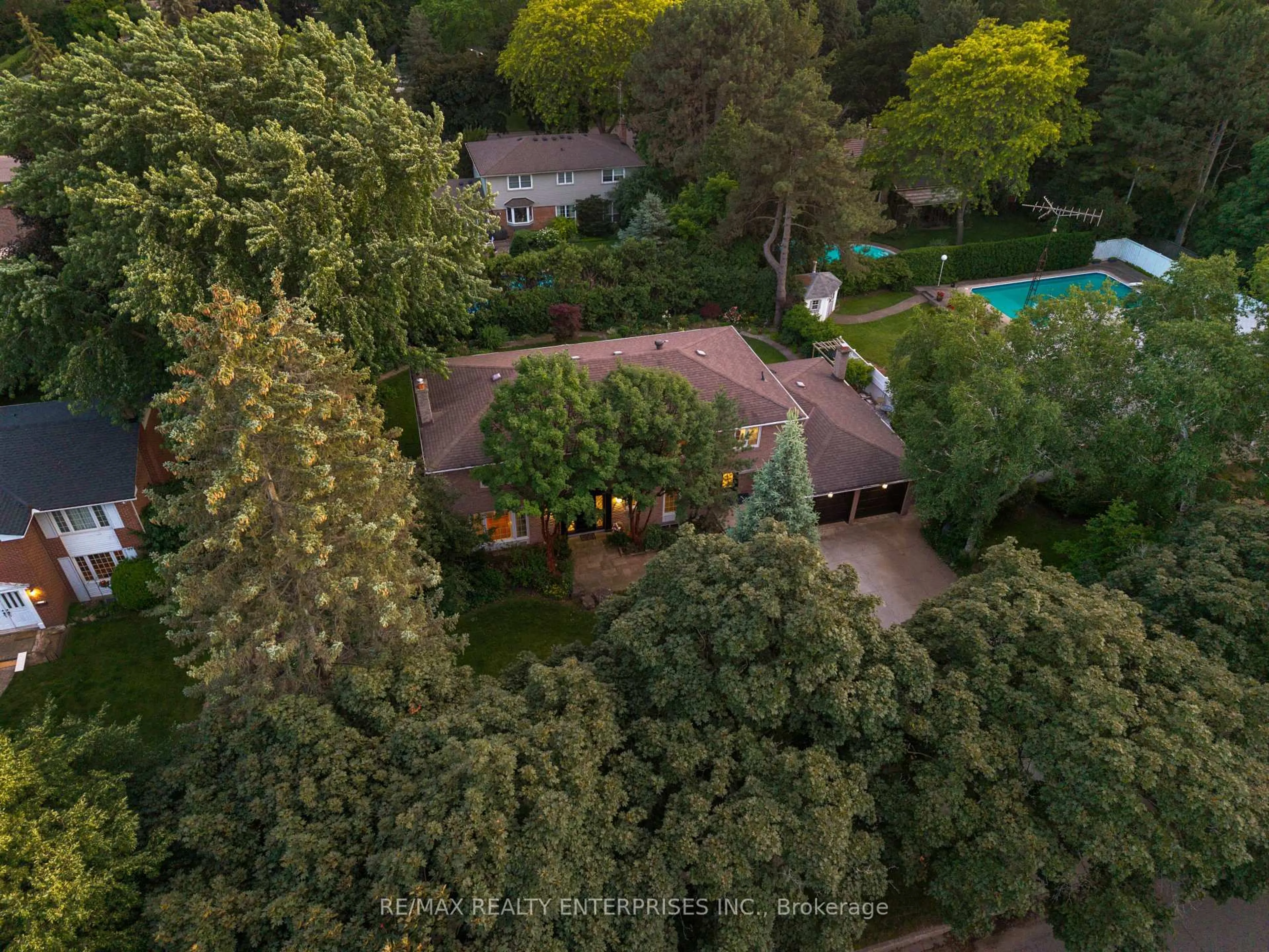A pic from outside/outdoor area/front of a property/back of a property/a pic from drone, forest/trees view for 2084 Obeck Cres, Mississauga Ontario L5H 3L7