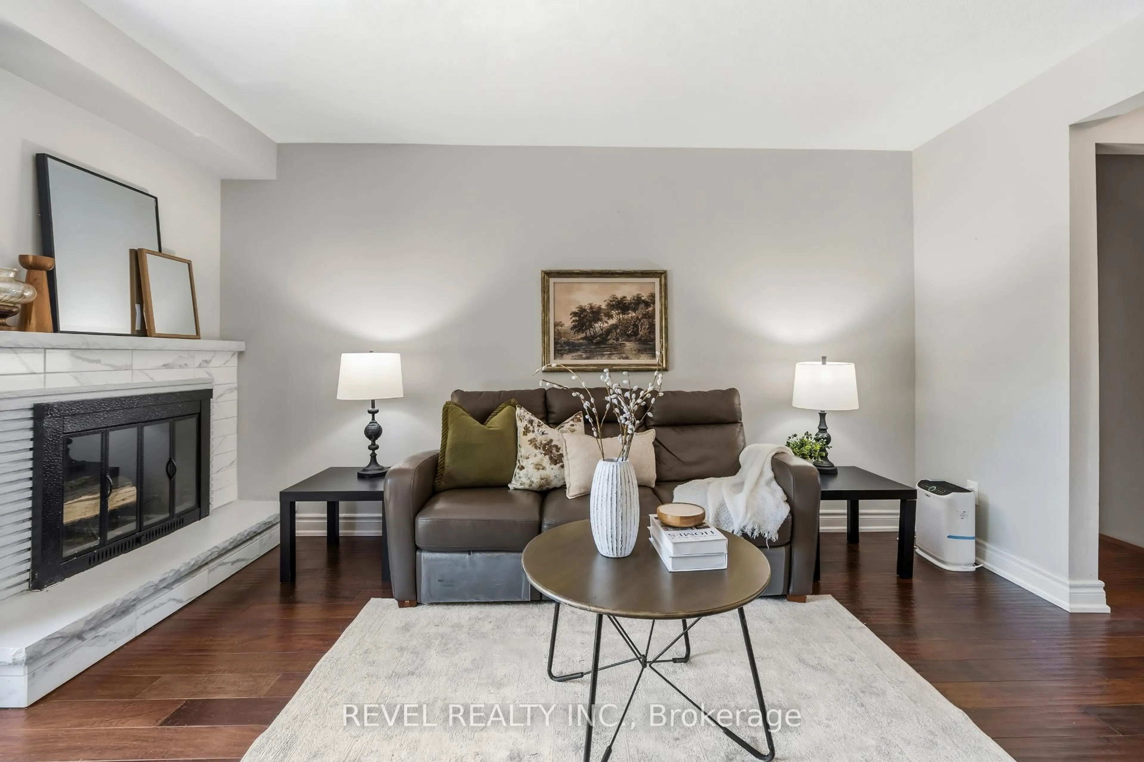 Living room with furniture, unknown for 2996 Salerno Cres, Mississauga Ontario L5N 1T6