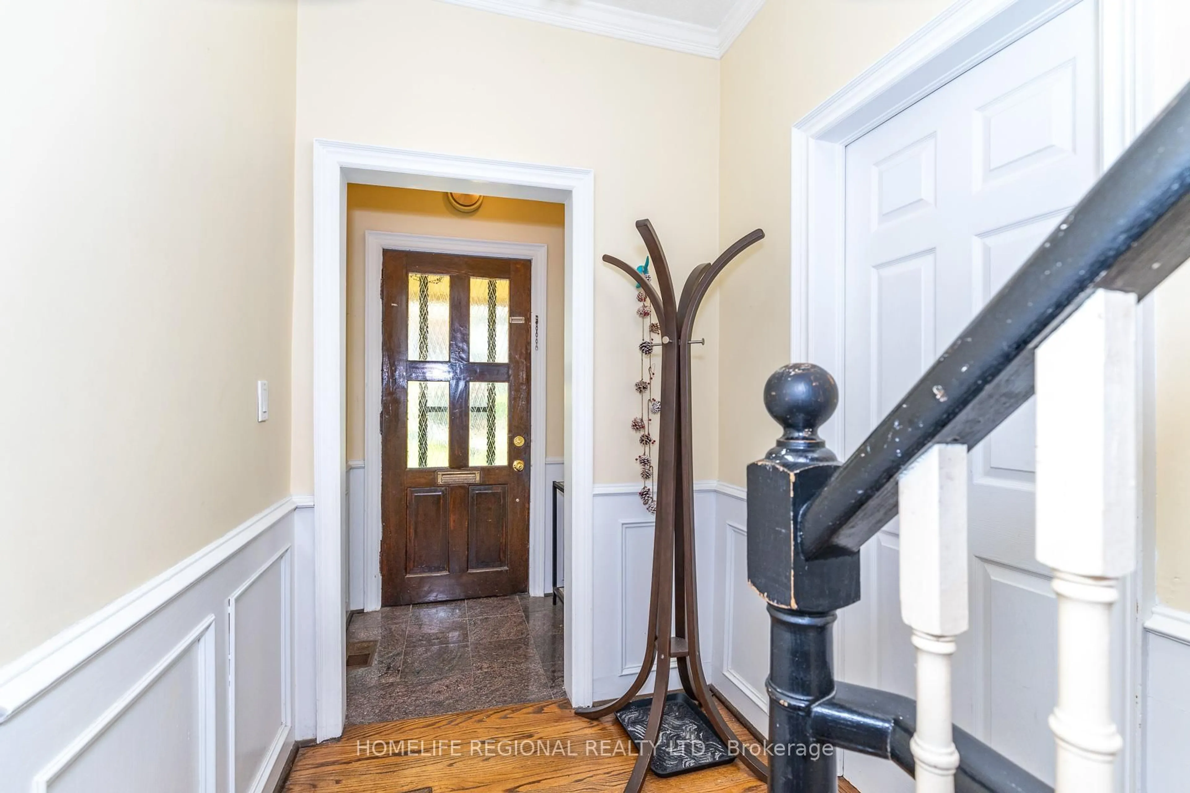 Indoor entryway for 122 Emerson Ave, Toronto Ontario M6H 3T1