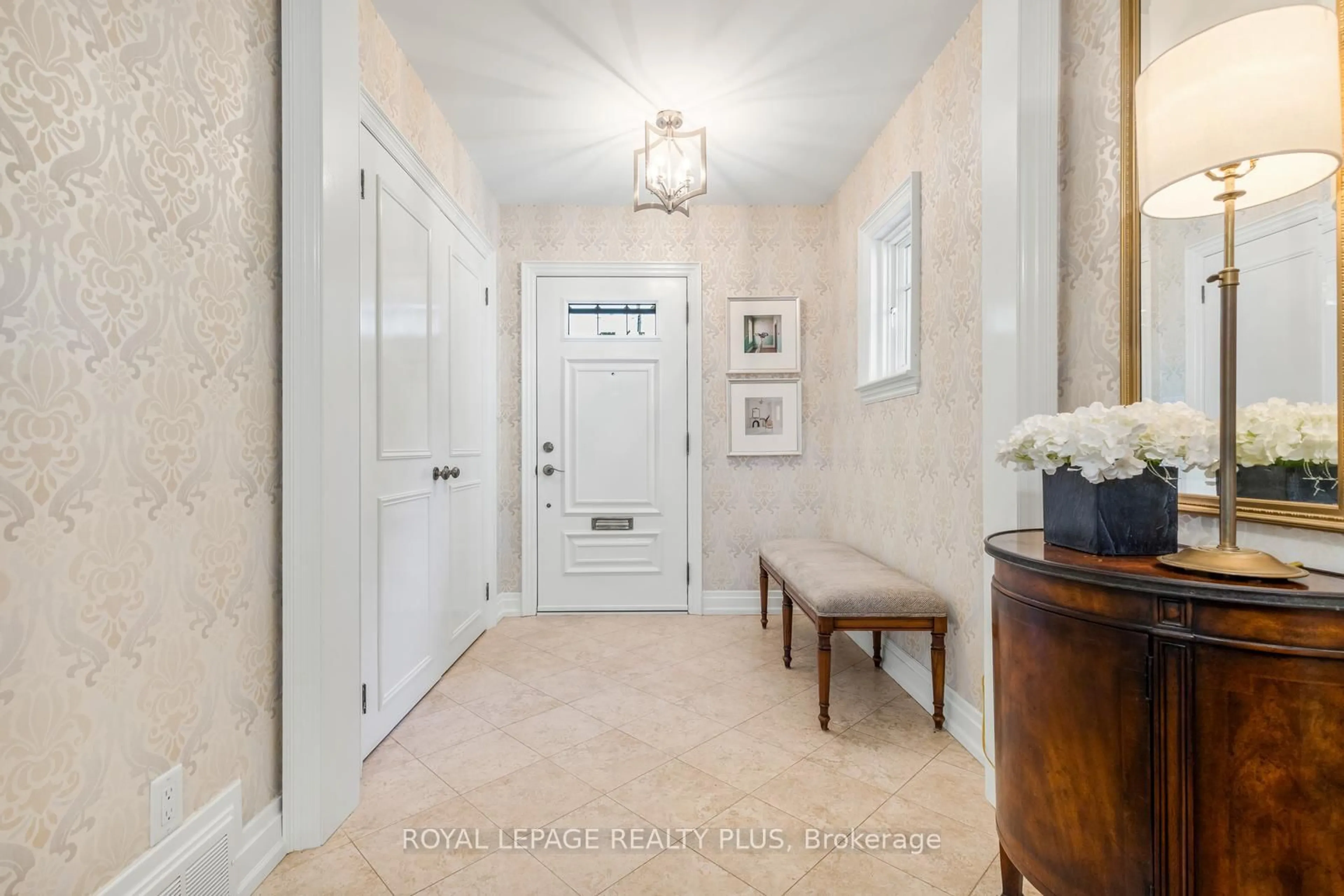 Indoor entryway for 42 Edgemore Dr, Toronto Ontario M8Y 2N3