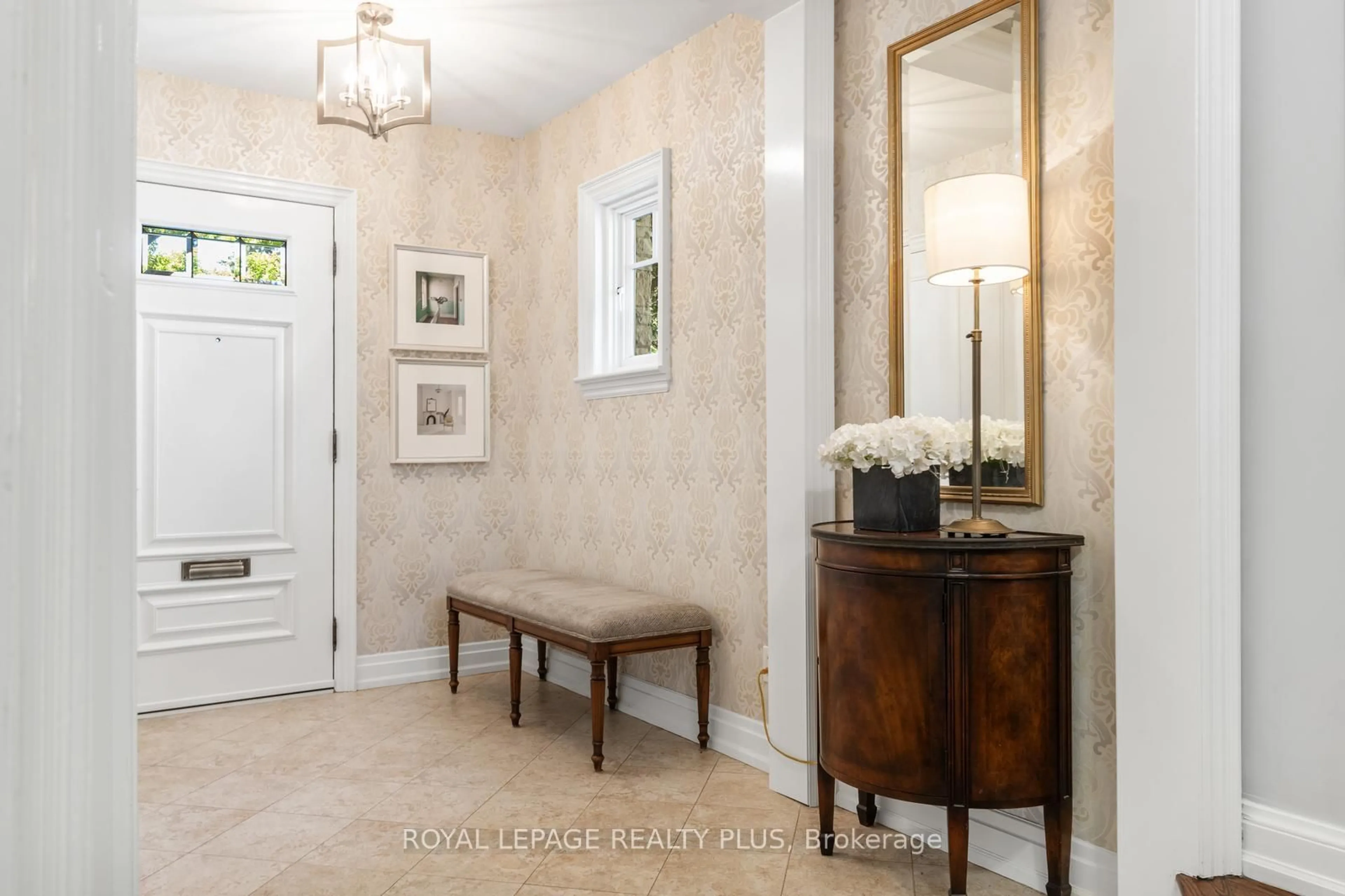 Indoor entryway for 42 Edgemore Dr, Toronto Ontario M8Y 2N3
