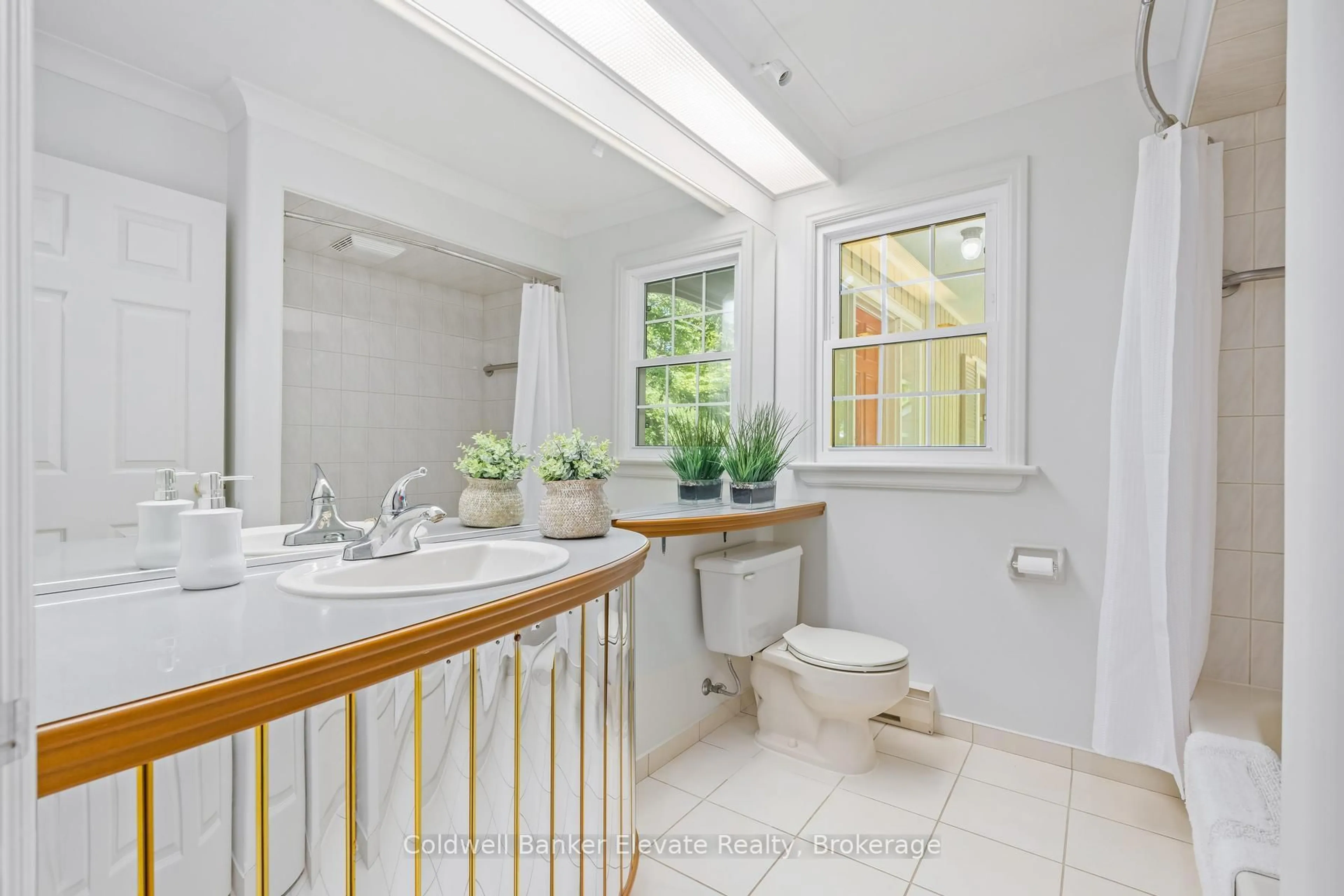 Standard bathroom, ceramic/tile floor for 9761 Eighth Line, Halton Hills Ontario L7G 4S5