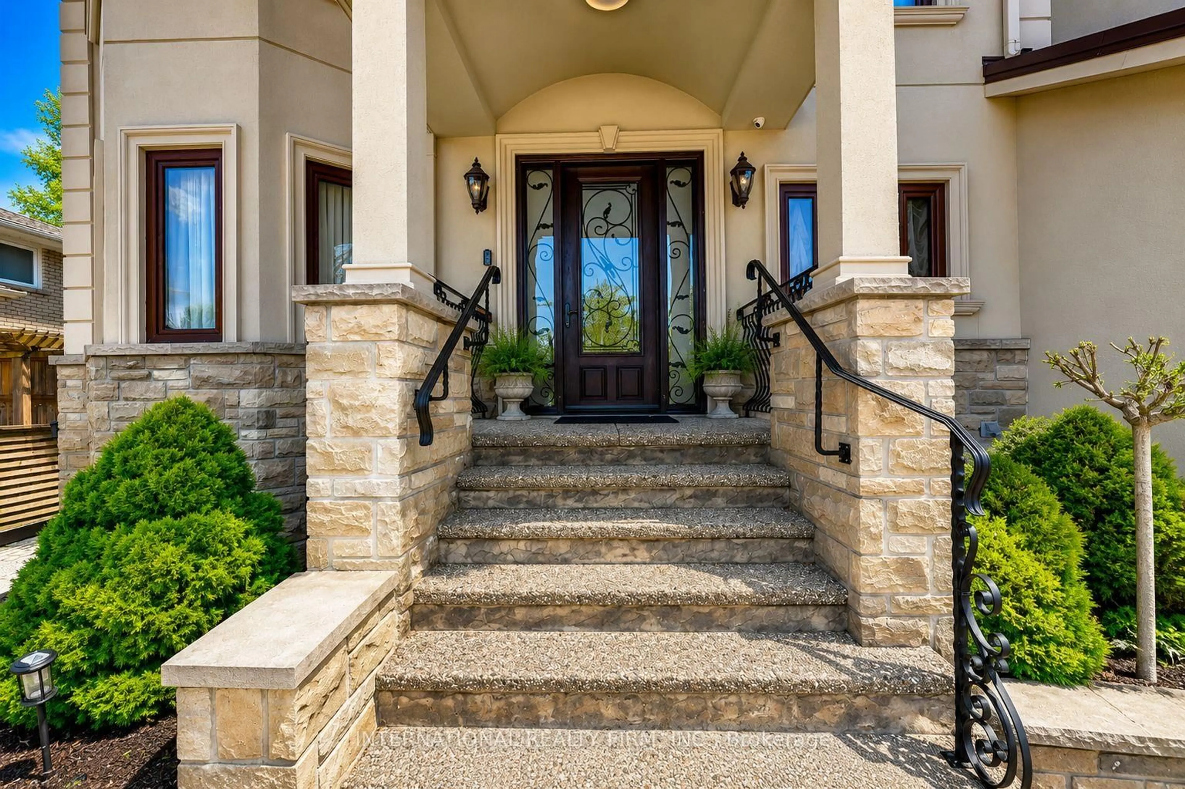 Indoor entryway for 3496 Burningoak Cres, Mississauga Ontario L4Y 3L5