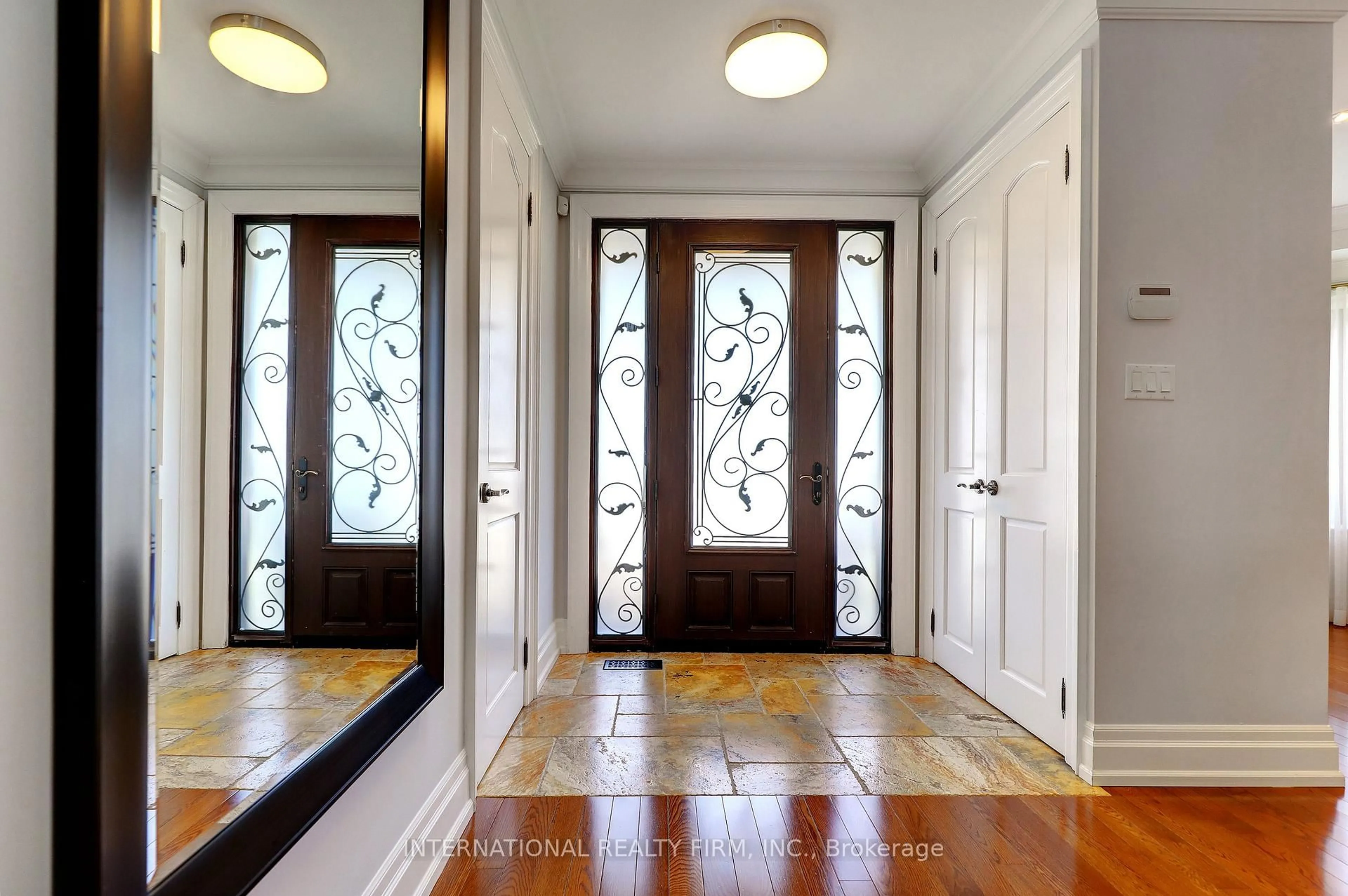 Indoor entryway for 3496 Burningoak Cres, Mississauga Ontario L4Y 3L5