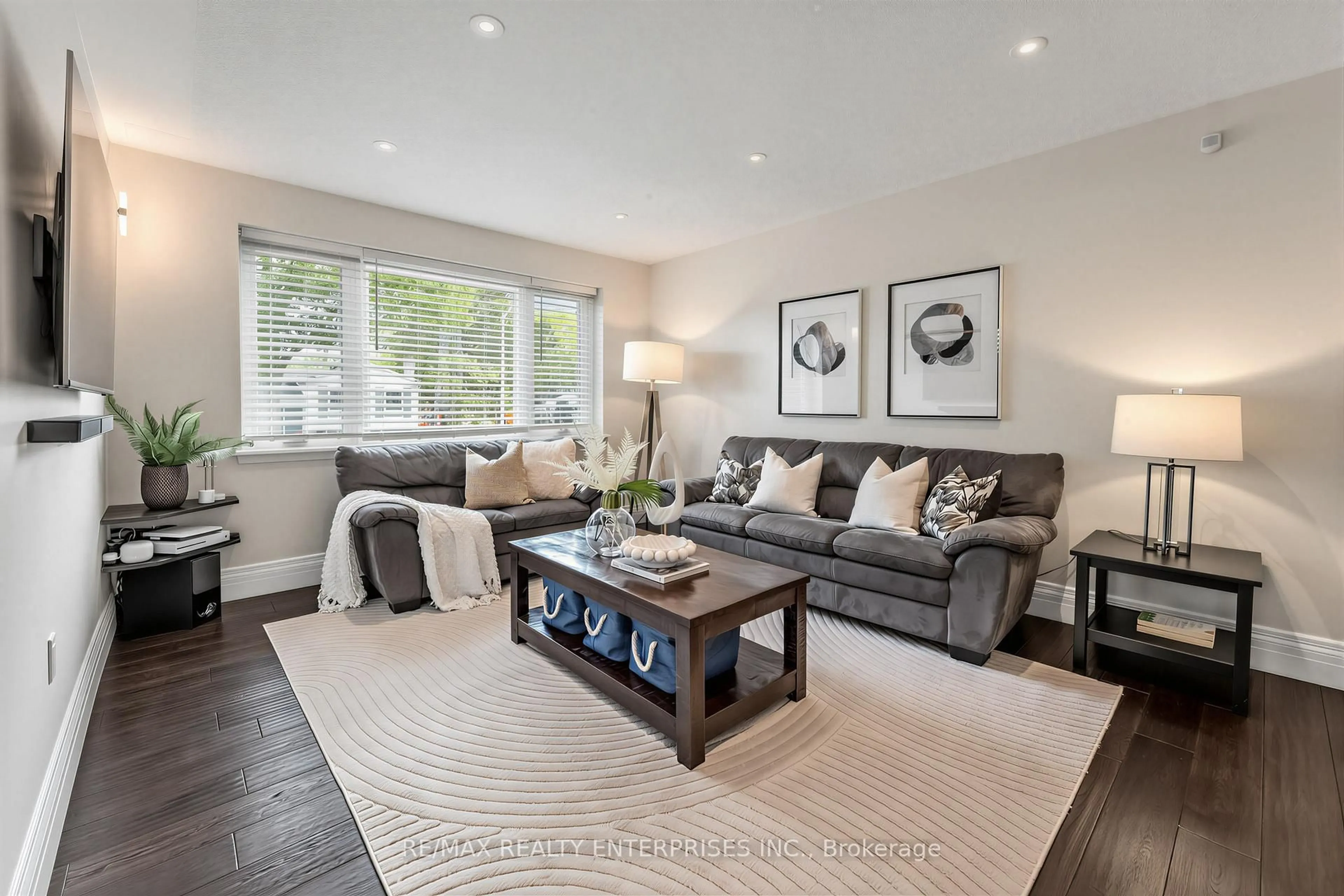 Living room with furniture, unknown for 5263 Bromley Rd, Burlington Ontario L7L 3G1