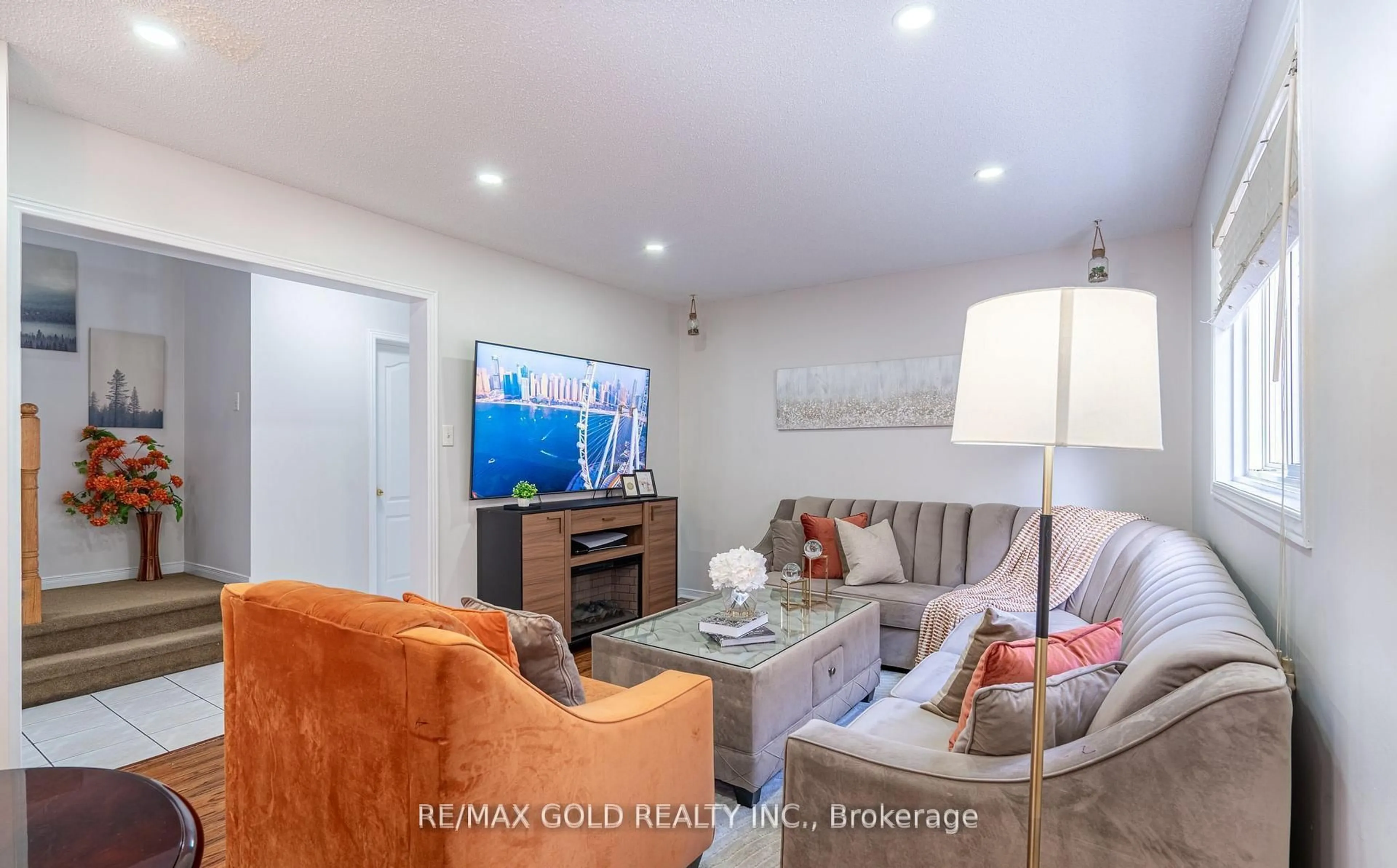 Living room with furniture, unknown for 94 Bighorn Cres, Brampton Ontario L6R 1G7