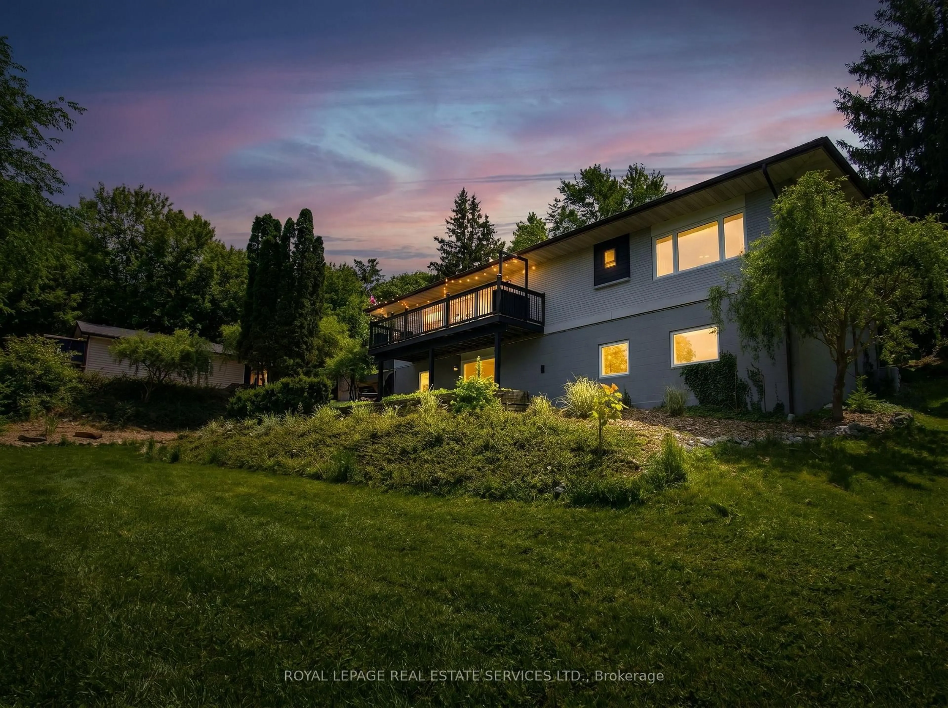 A pic from outside/outdoor area/front of a property/back of a property/a pic from drone, mountain view for 18 Cherry St, Halton Hills Ontario L7G 3J8