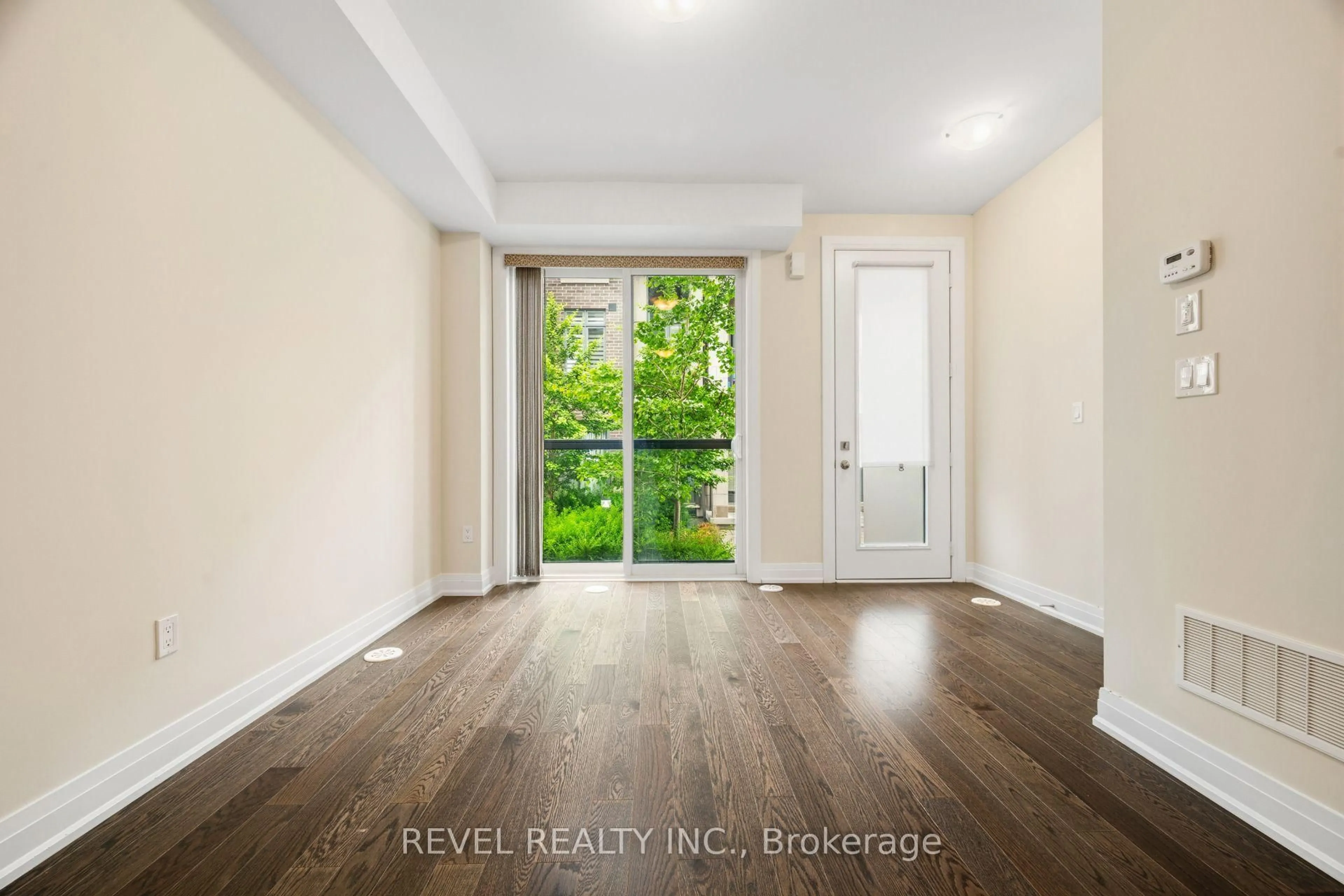 Indoor entryway for 717 Lawrence Ave #45, Toronto Ontario M6A 1B4