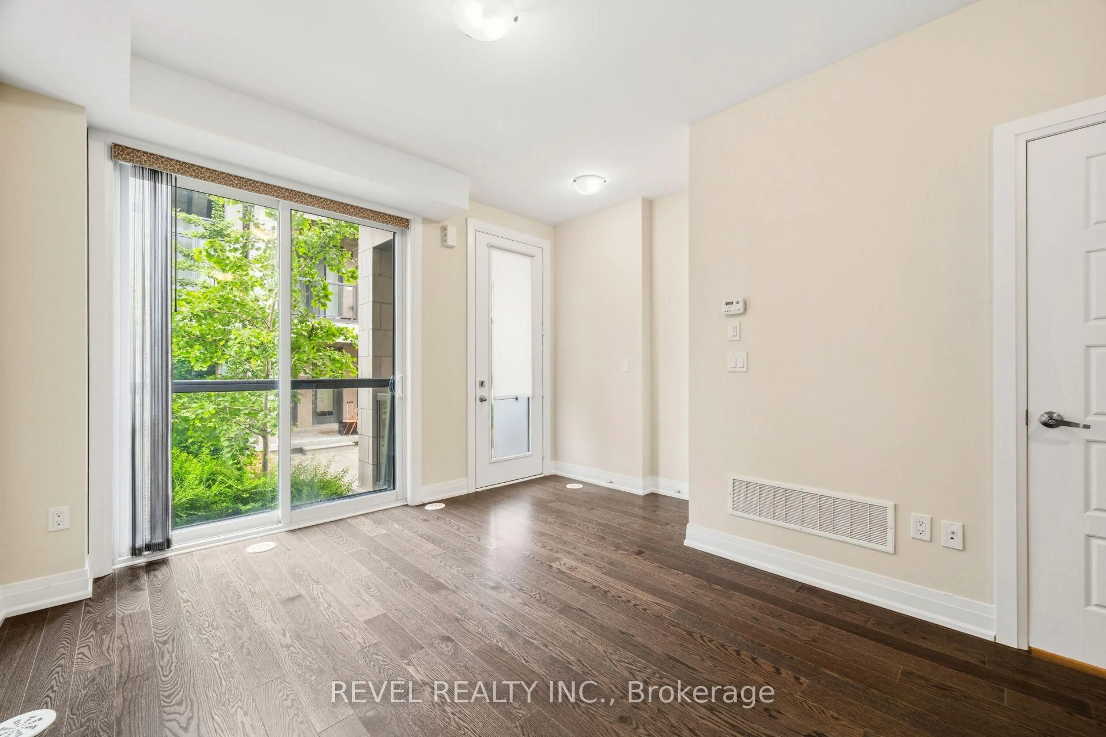 Indoor entryway for 717 Lawrence Ave #45, Toronto Ontario M6A 1B4