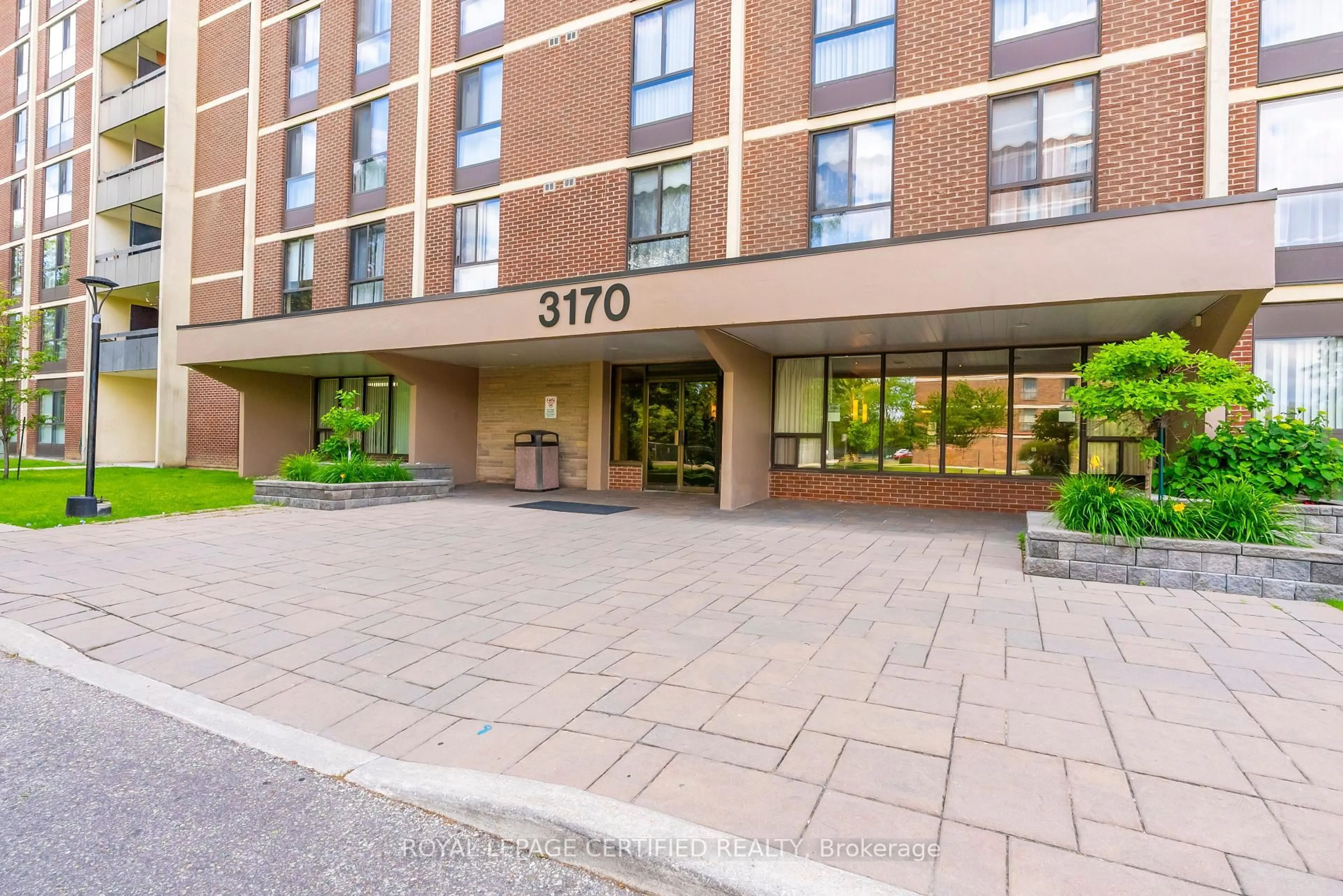 Patio, street for 3170 Kirwin Ave #1402, Mississauga Ontario L5A 3R1