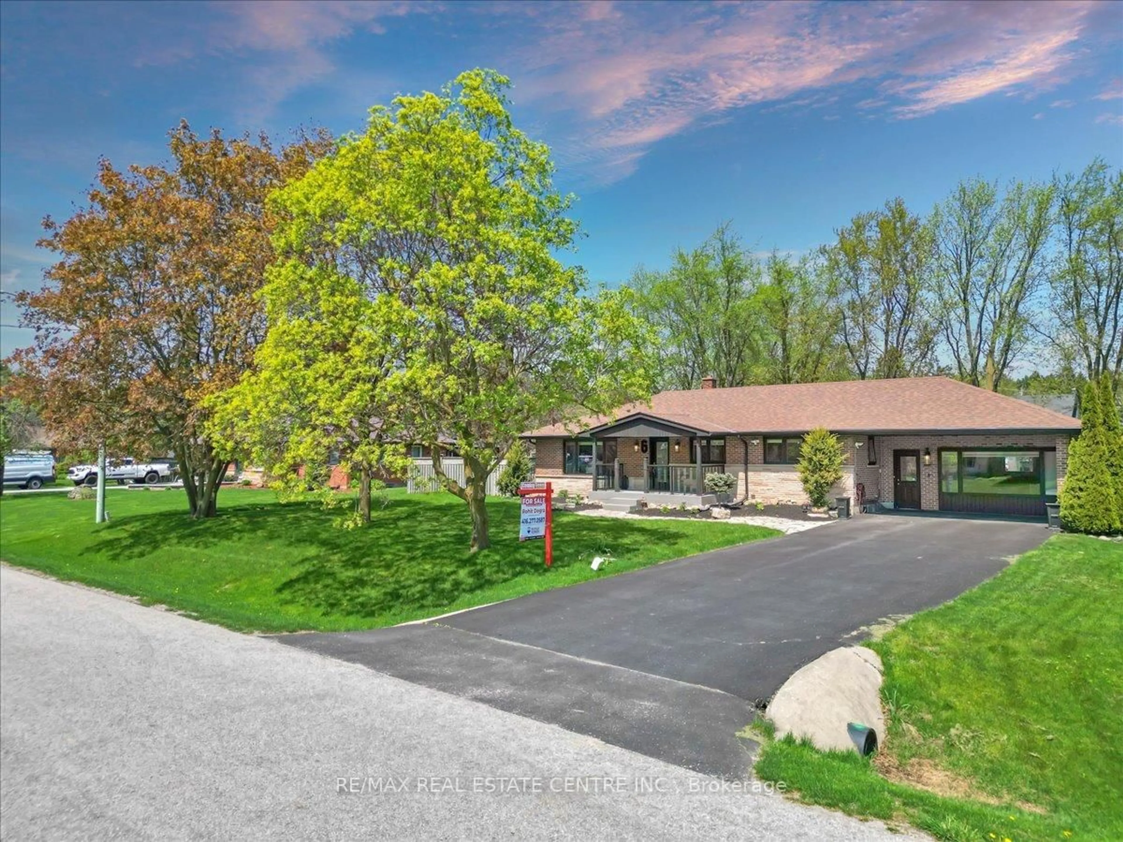 A pic from outside/outdoor area/front of a property/back of a property/a pic from drone, street for 6 Maple Grove Rd, Caledon Ontario L7K 0Z3