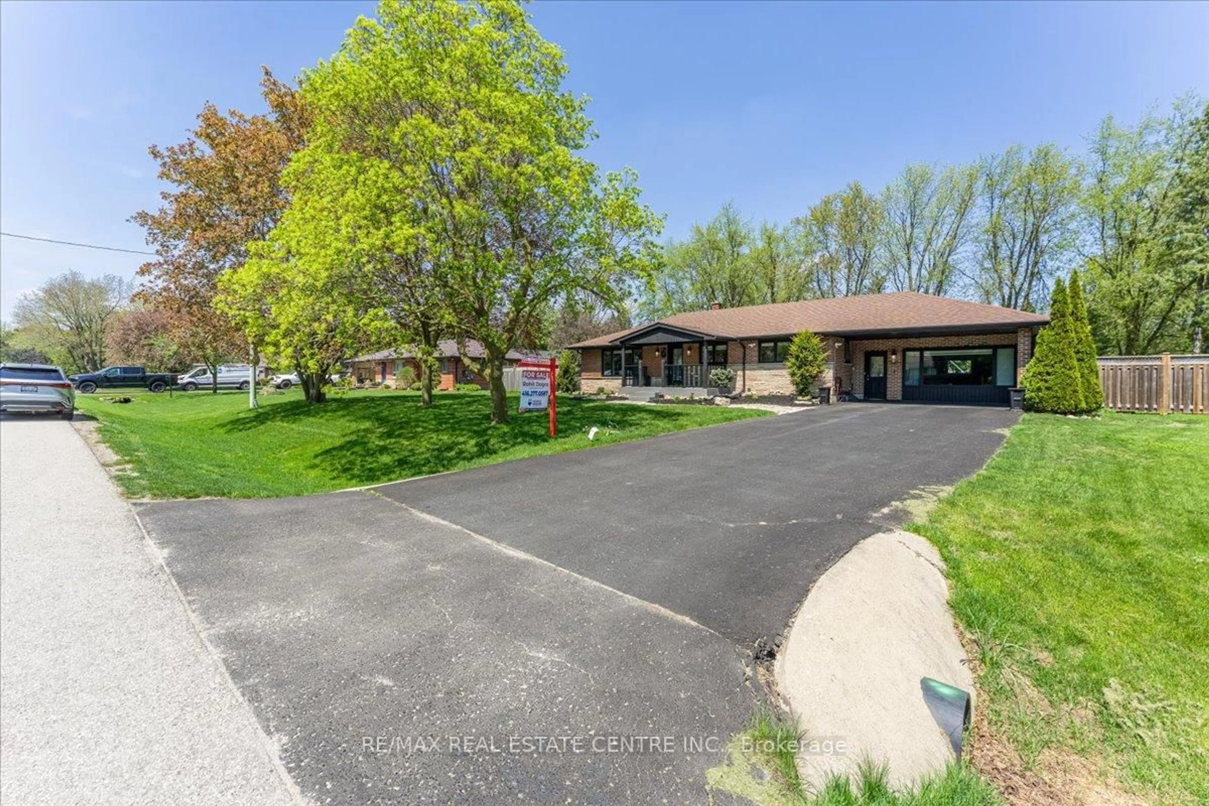 A pic from outside/outdoor area/front of a property/back of a property/a pic from drone, street for 6 Maple Grove Rd, Caledon Ontario L7K 0Z3