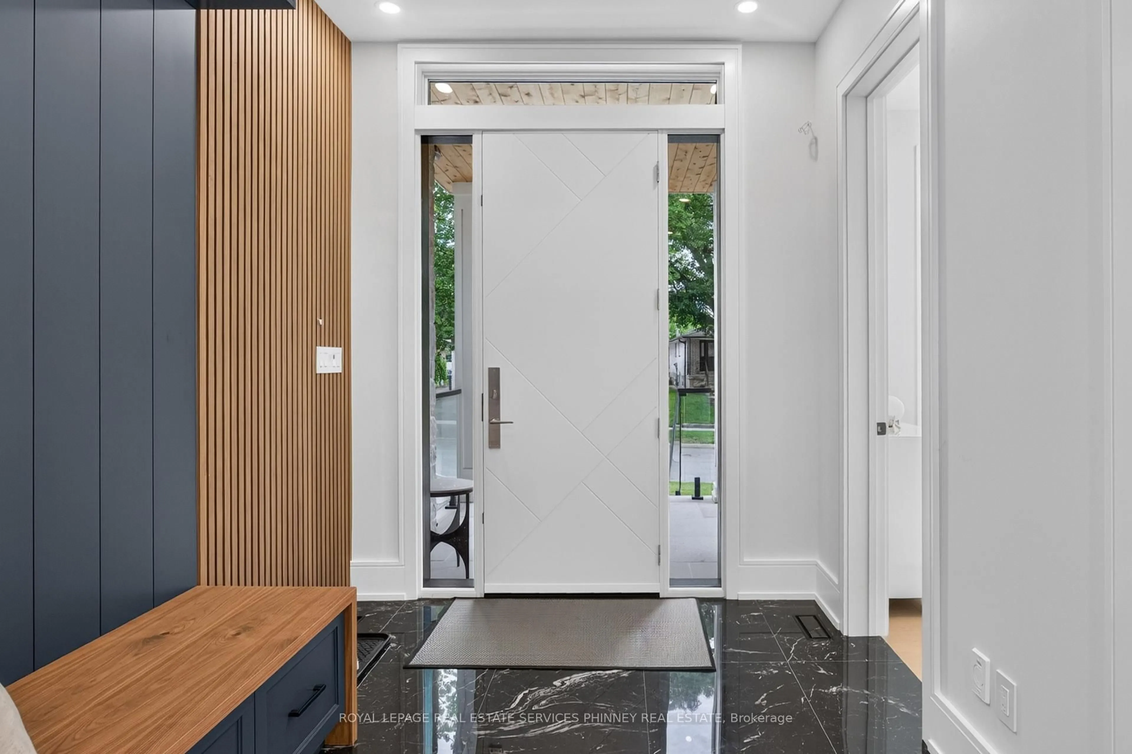 Indoor entryway for 1438 Garnet Ave, Mississauga Ontario L5G 4C6