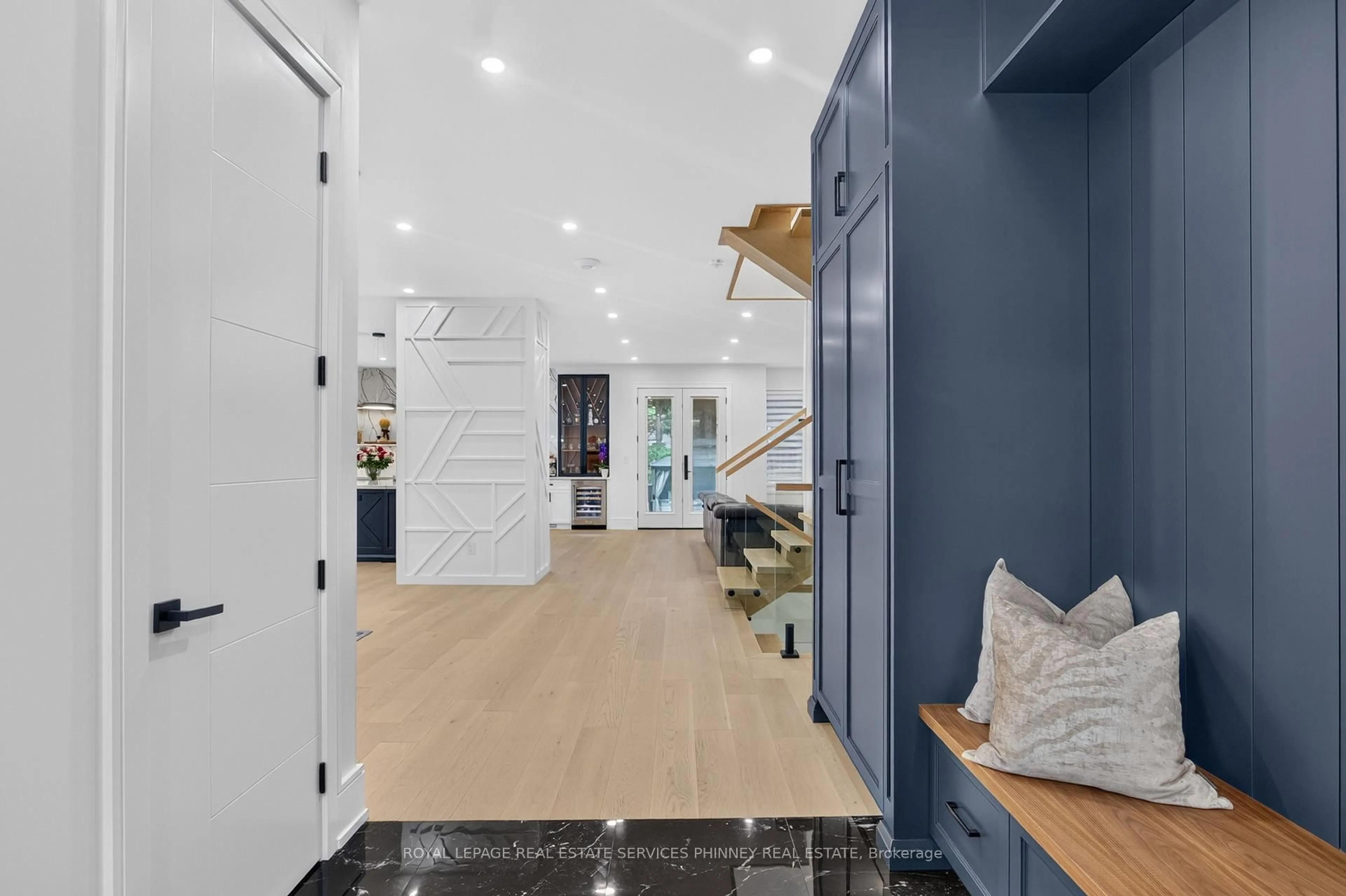 Indoor entryway for 1438 Garnet Ave, Mississauga Ontario L5G 4C6