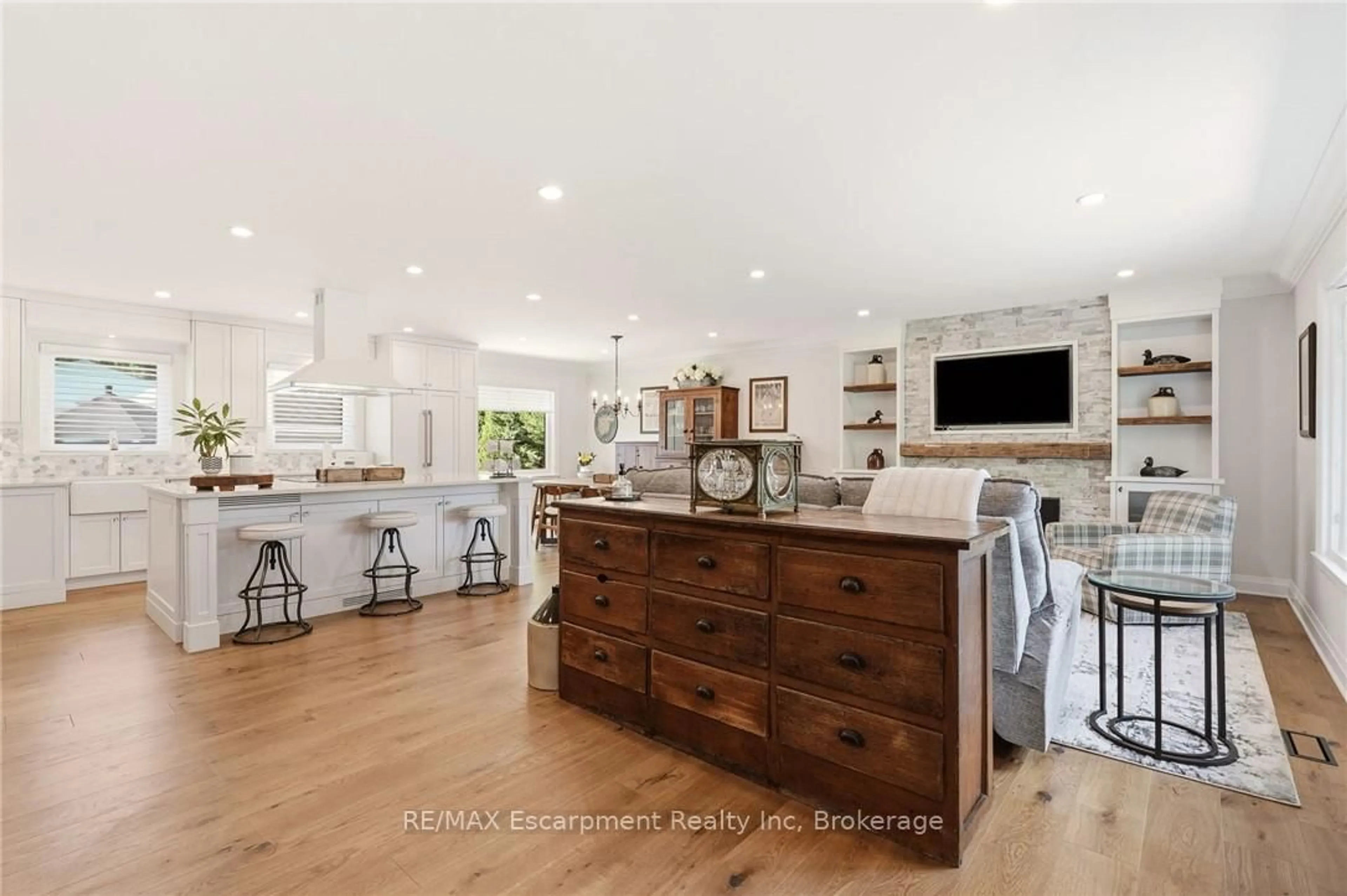 Open concept kitchen, unknown for 2113 Courtland Dr, Burlington Ontario L7R 1R7