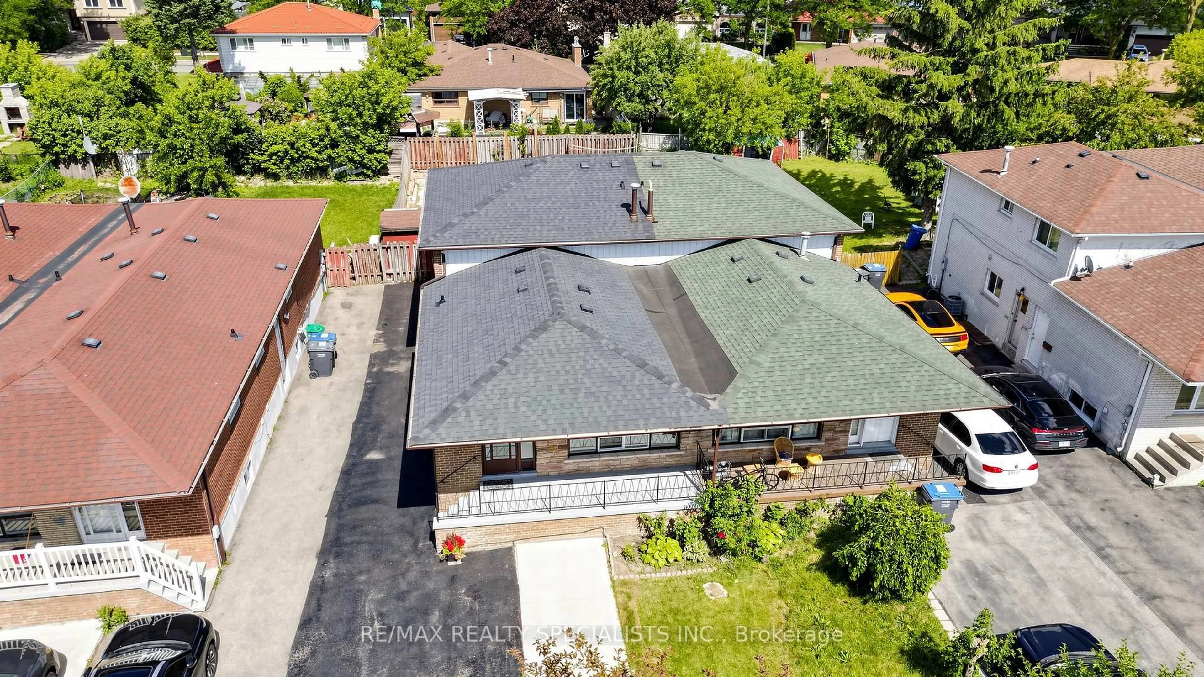 A pic from outside/outdoor area/front of a property/back of a property/a pic from drone, street for 7444 Homeside Gdns Gdns, Mississauga Ontario L4T 2A7