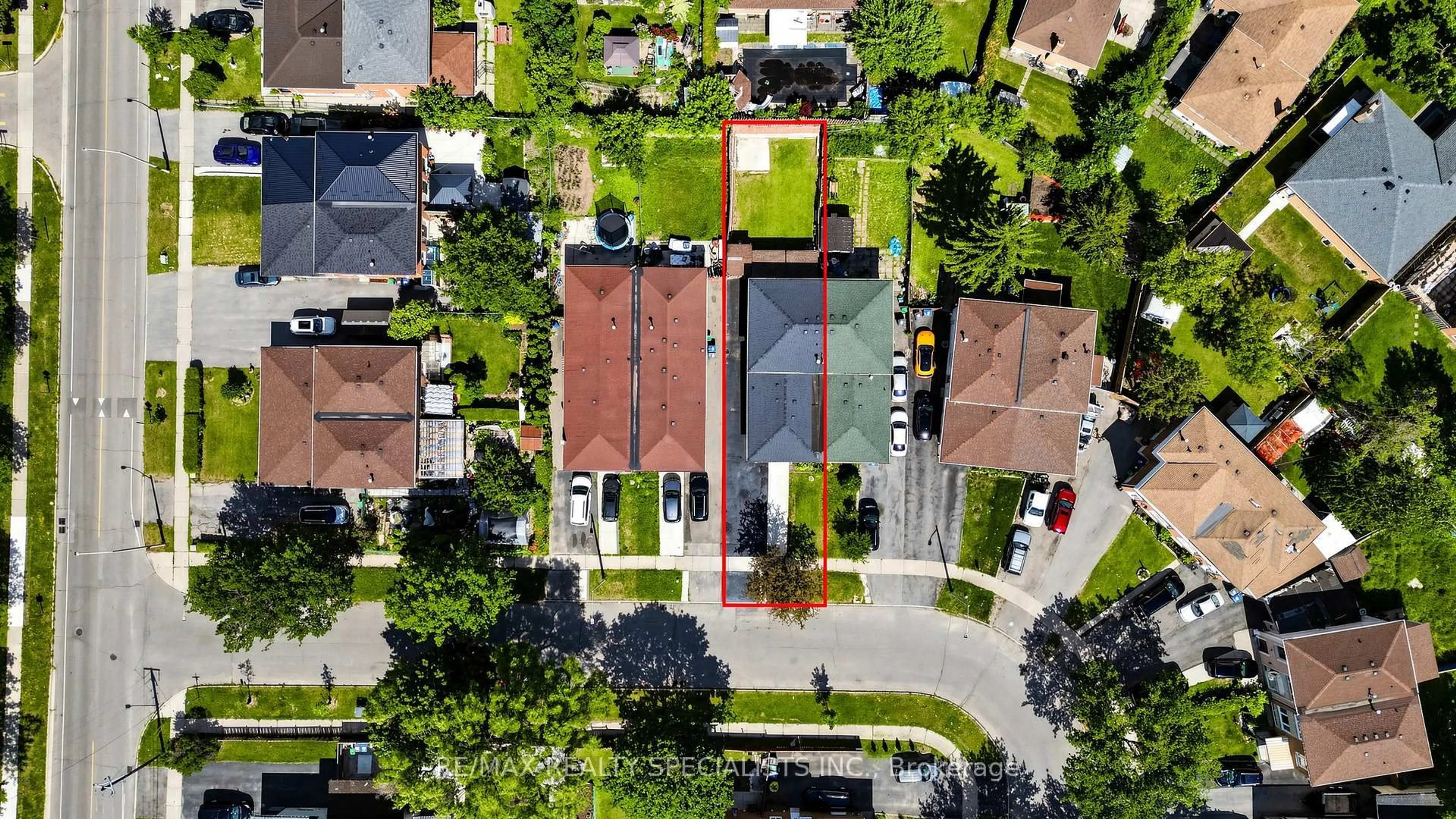 A pic from outside/outdoor area/front of a property/back of a property/a pic from drone, street for 7444 Homeside Gdns Gdns, Mississauga Ontario L4T 2A7