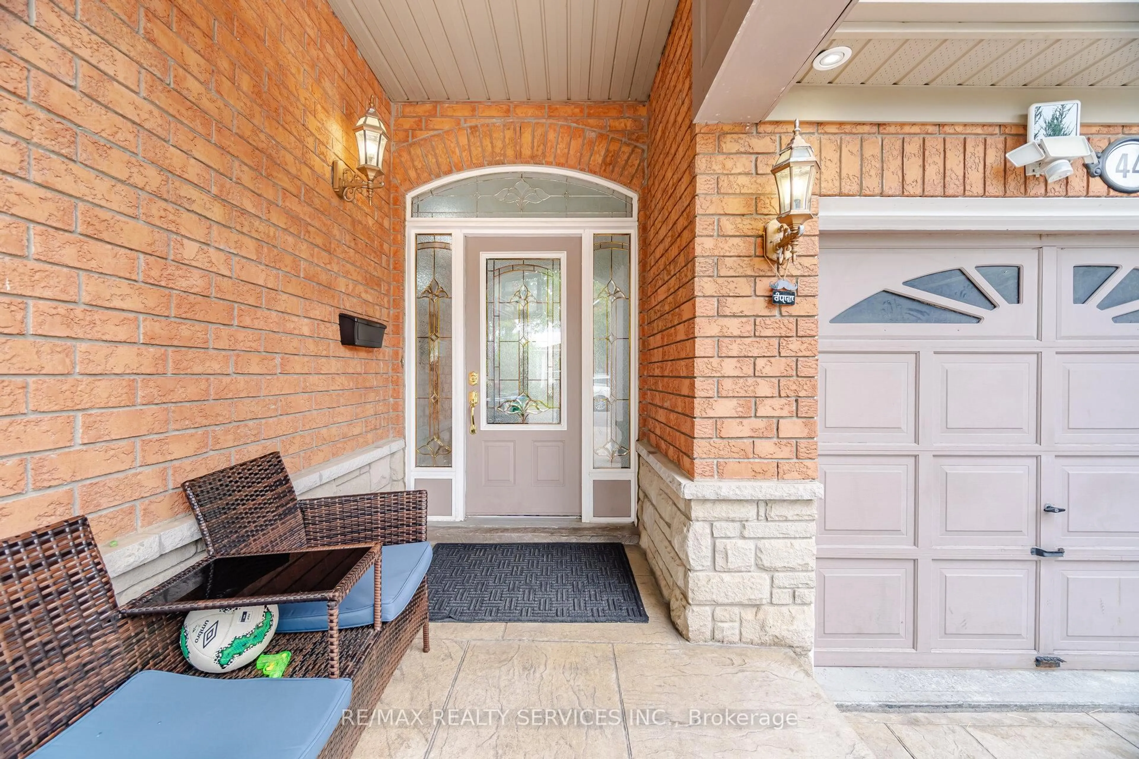 Indoor entryway for 44 Brambirch Cres, Brampton Ontario L7A 1V1