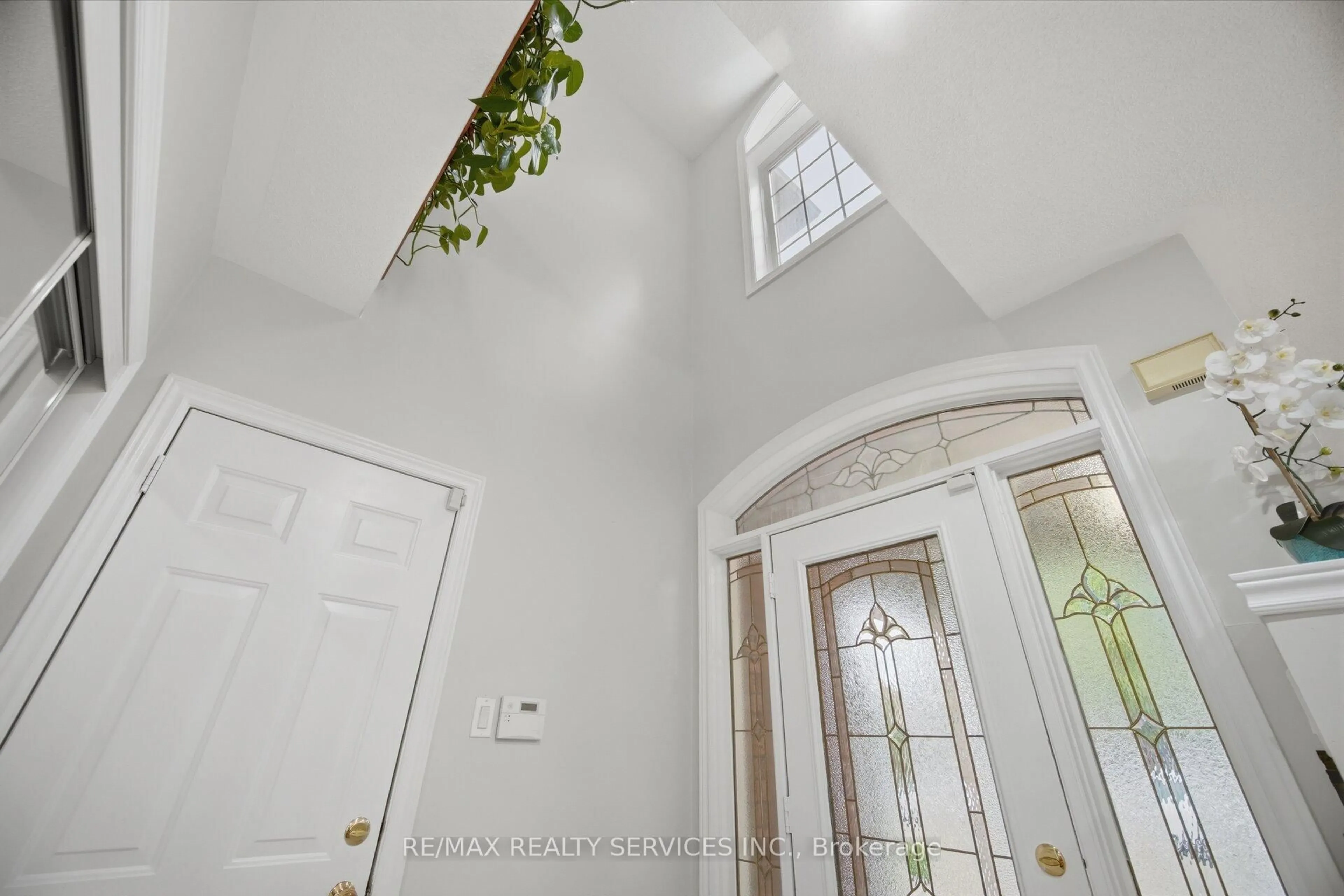 Indoor entryway for 44 Brambirch Cres, Brampton Ontario L7A 1V1