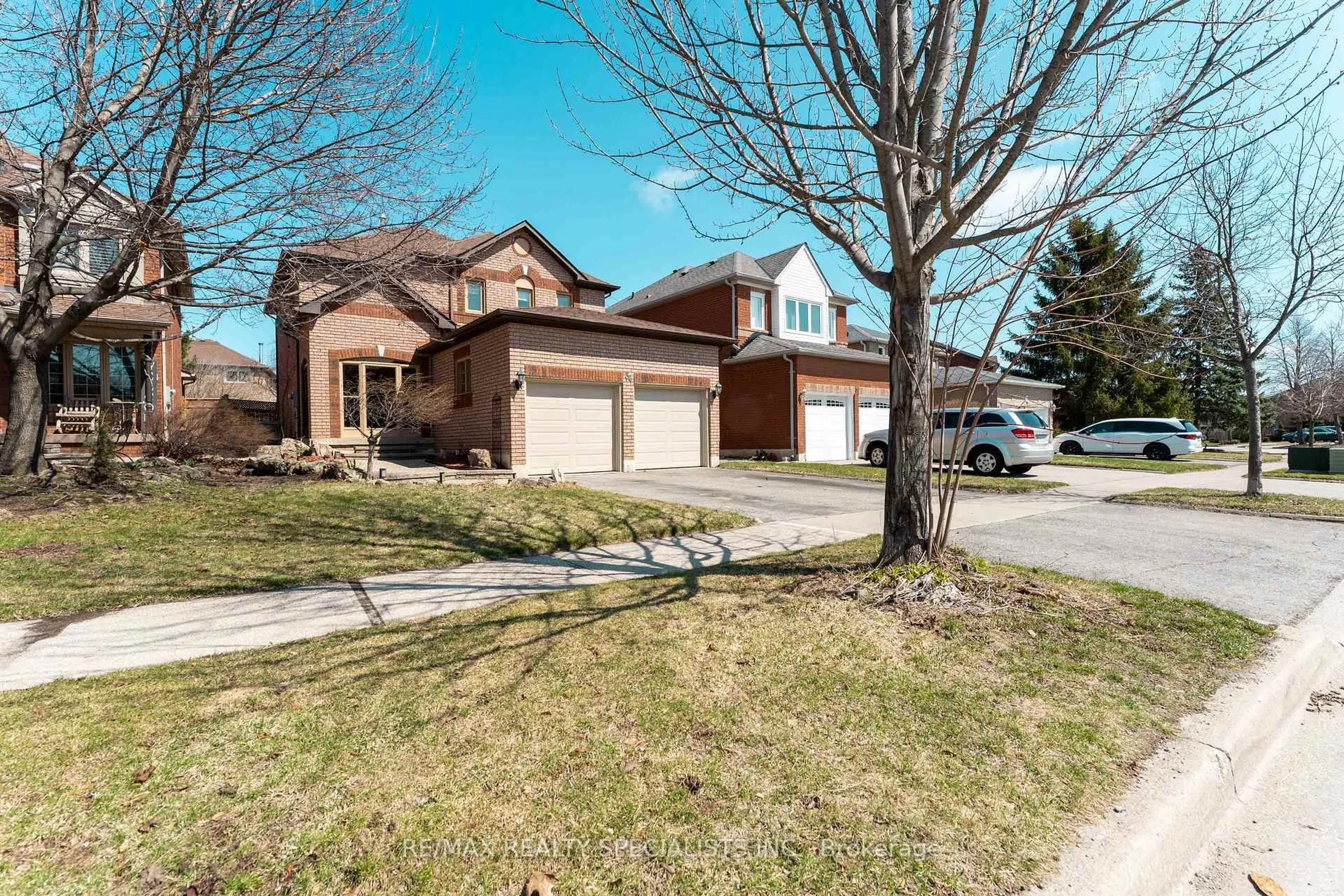 A pic from outside/outdoor area/front of a property/back of a property/a pic from drone, street for 34 Killaloe Cres, Halton Hills Ontario L7G 5N2