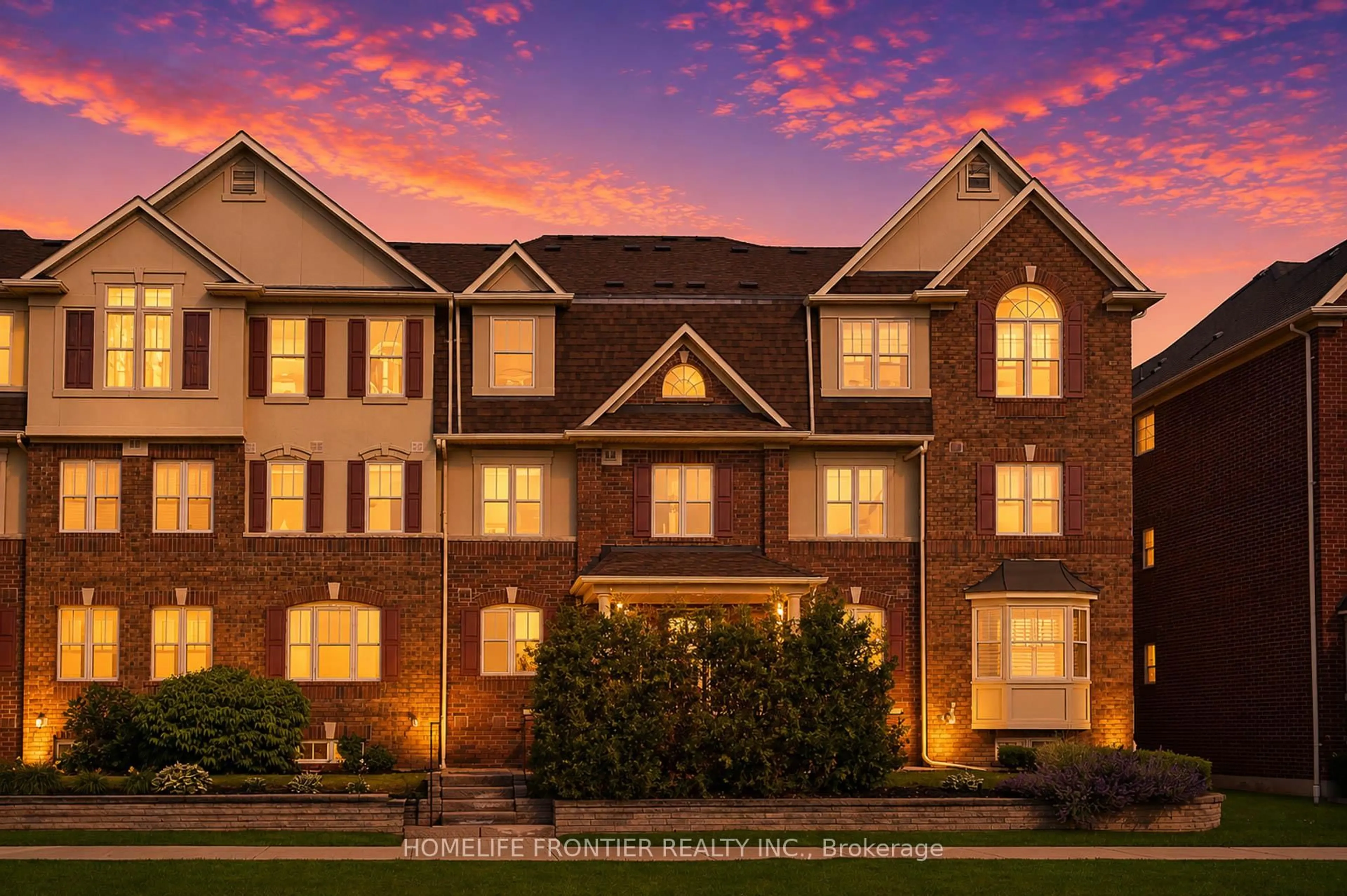 Home with brick exterior material, building for 595 Dundas St #5, Mississauga Ontario L5B 0B3