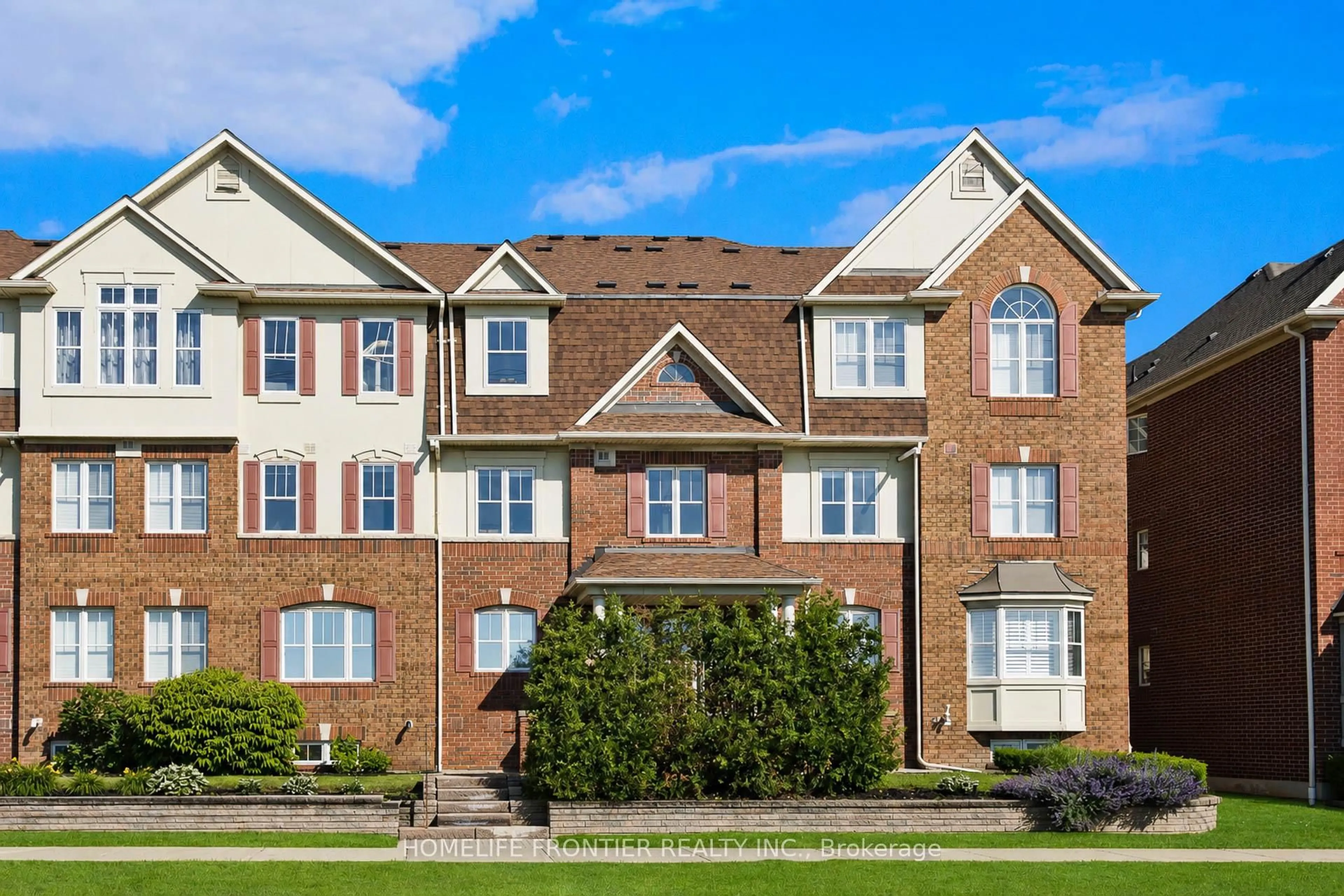 Home with brick exterior material, building for 595 Dundas St #5, Mississauga Ontario L5B 0B3